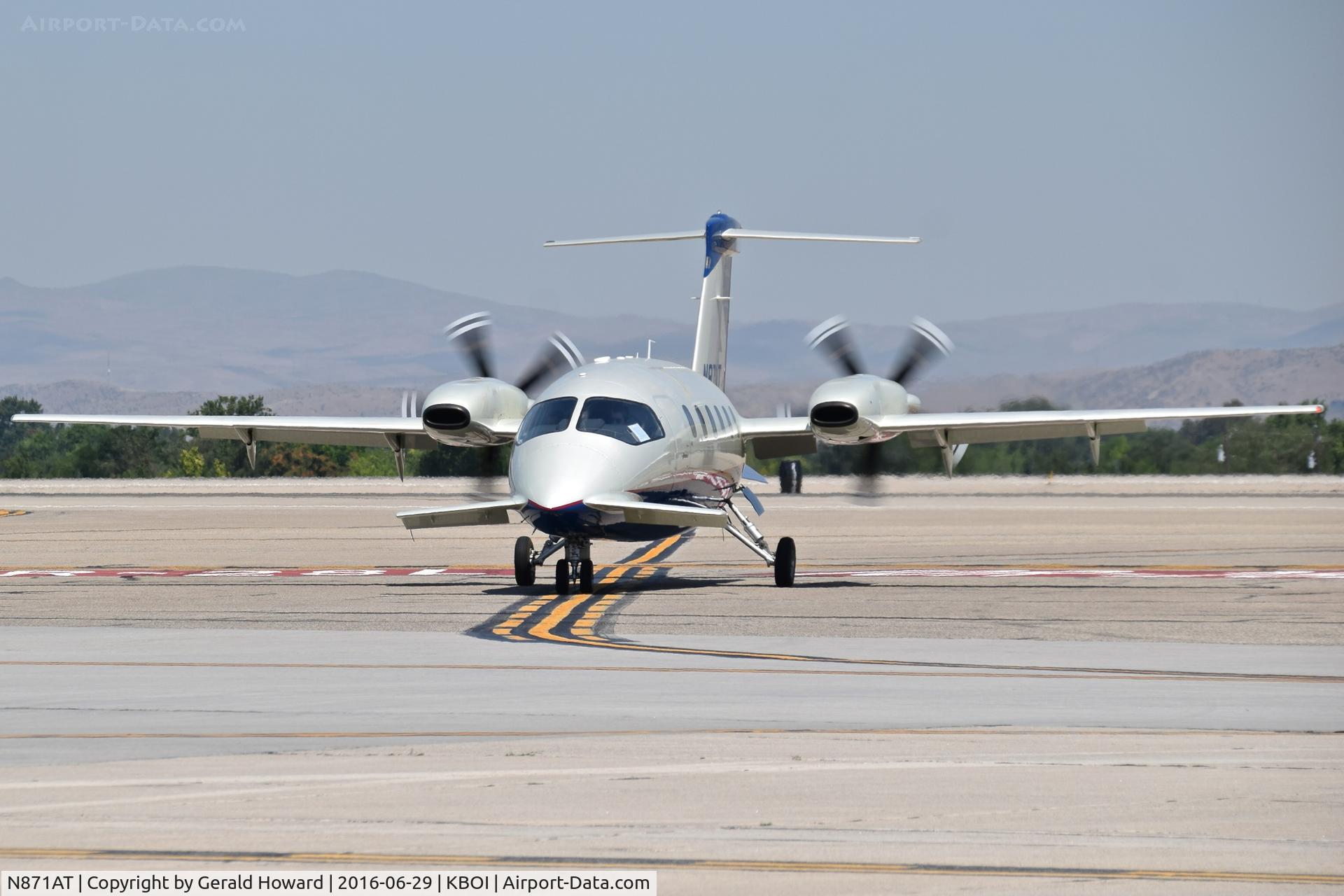 N871AT, 2009 Piaggio P-180 Avanti II C/N 1200, Taxiing off RWY 28L.