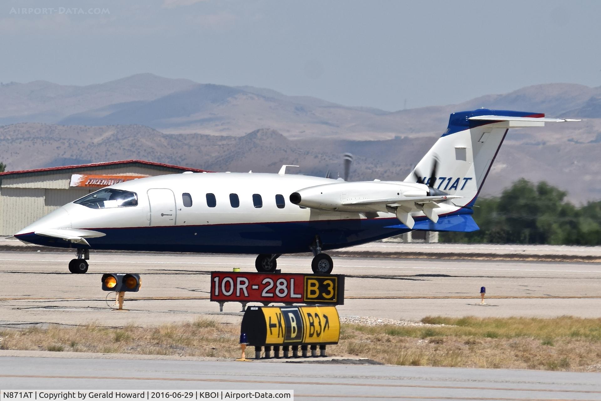 N871AT, 2009 Piaggio P-180 Avanti II C/N 1200, Landing roll out on RWY 28L.
