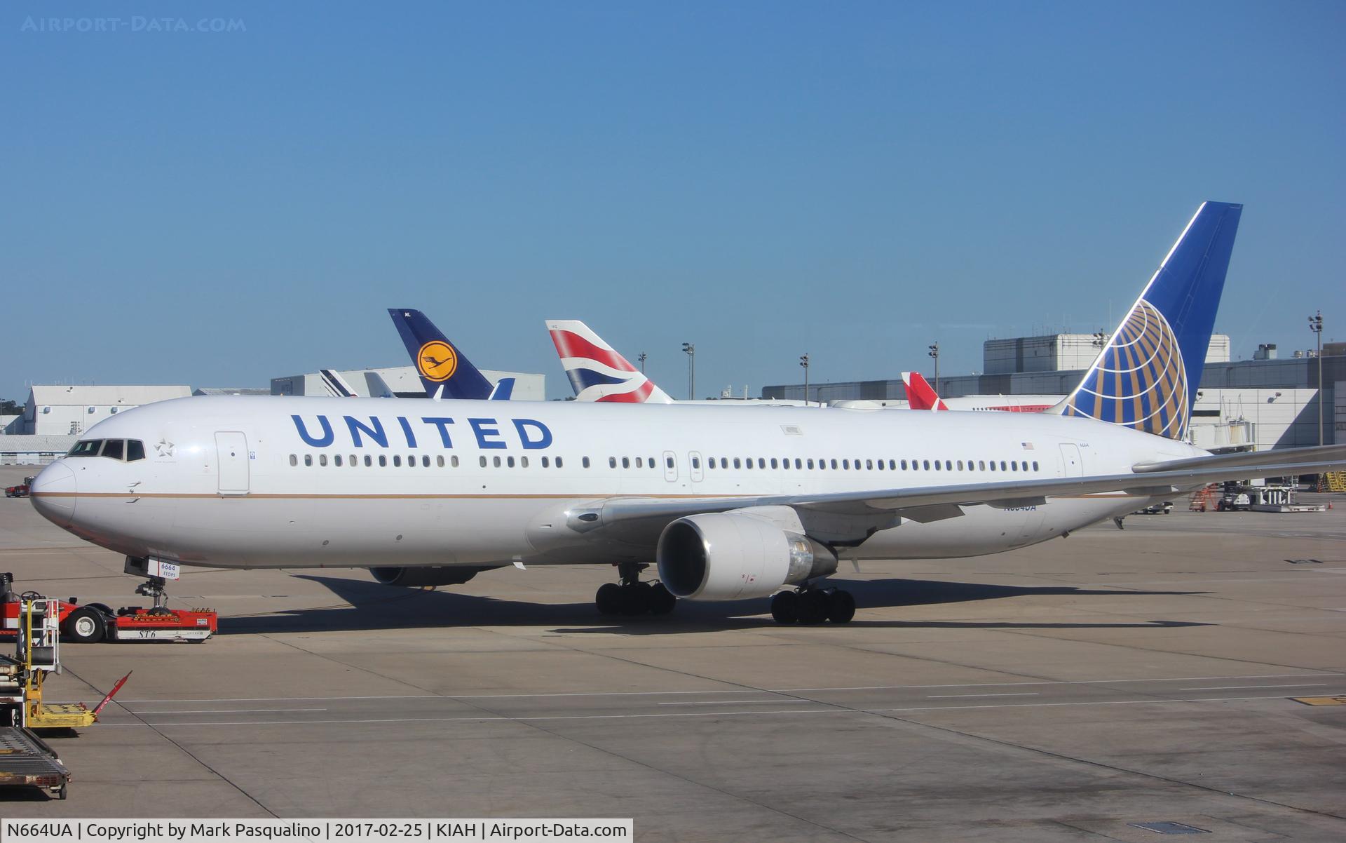 N664UA, 1998 Boeing 767-322 C/N 29236, Boeing 767-300