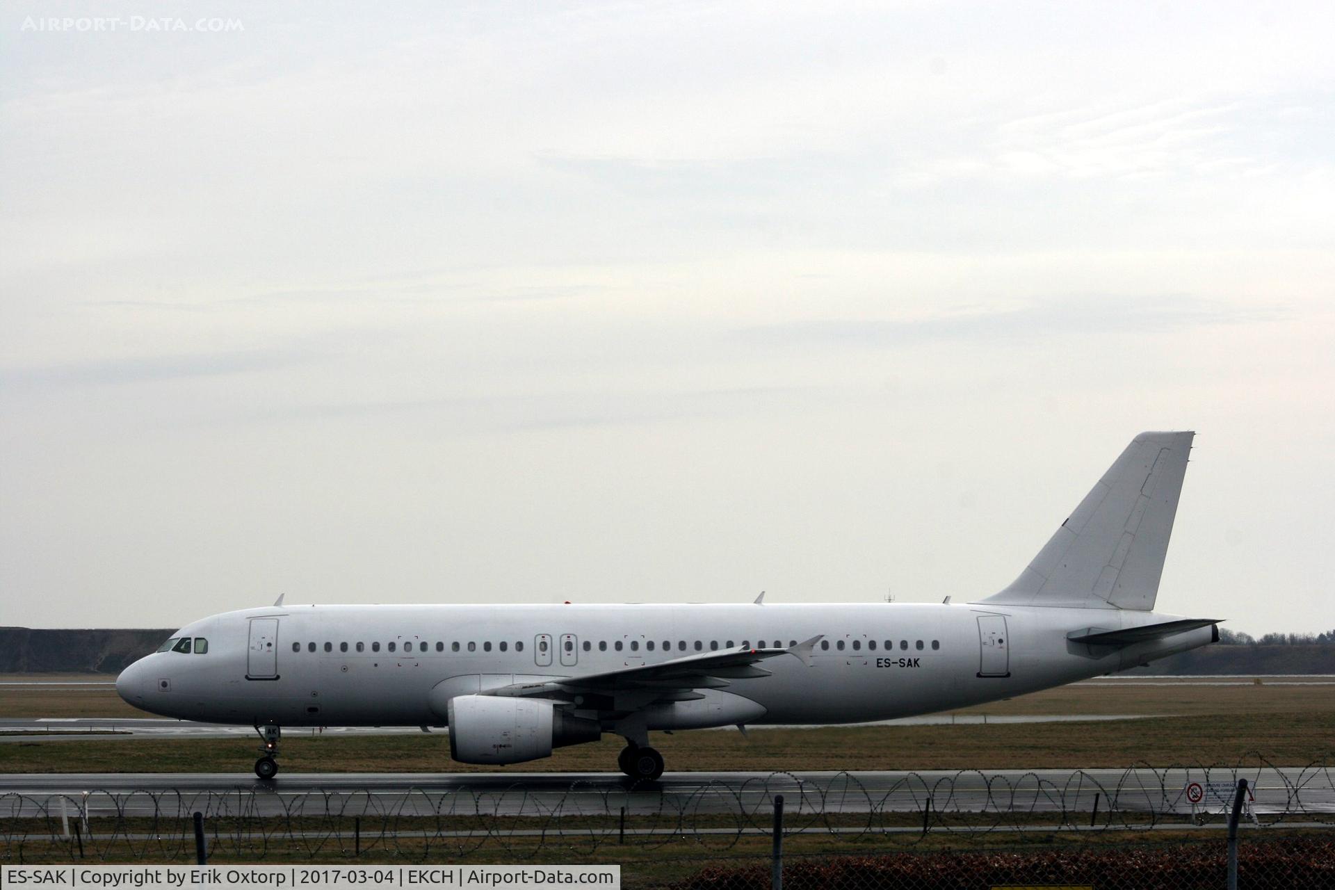 ES-SAK, 1998 Airbus A320-214 C/N 888, ES-SAK just arrived rw 04L