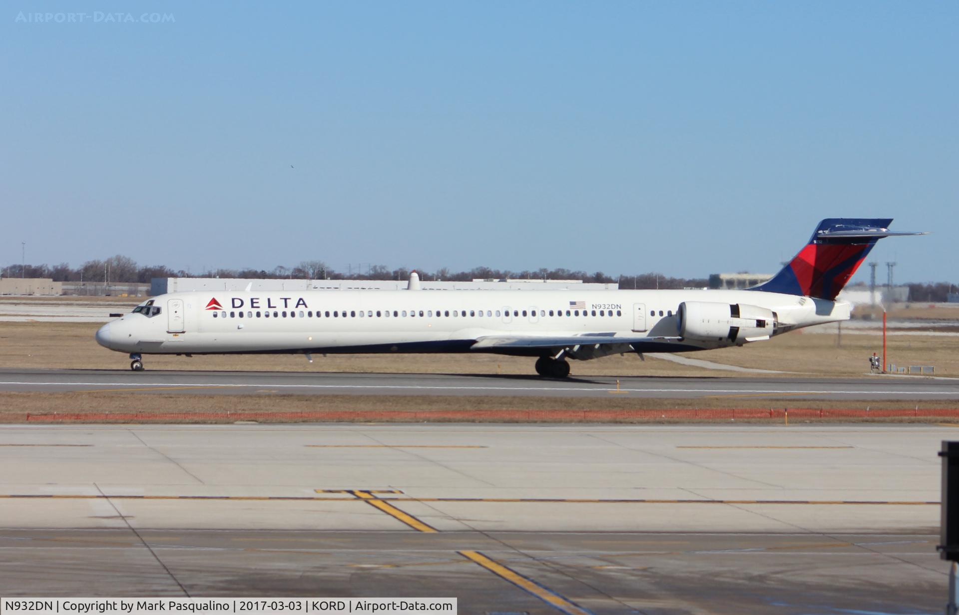 N932DN, 1996 McDonnell Douglas MD-90-30 C/N 53457, MD-90-30