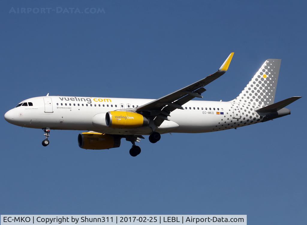 EC-MKO, 2016 Airbus A320-232 C/N 7028, Landing rwy 25R