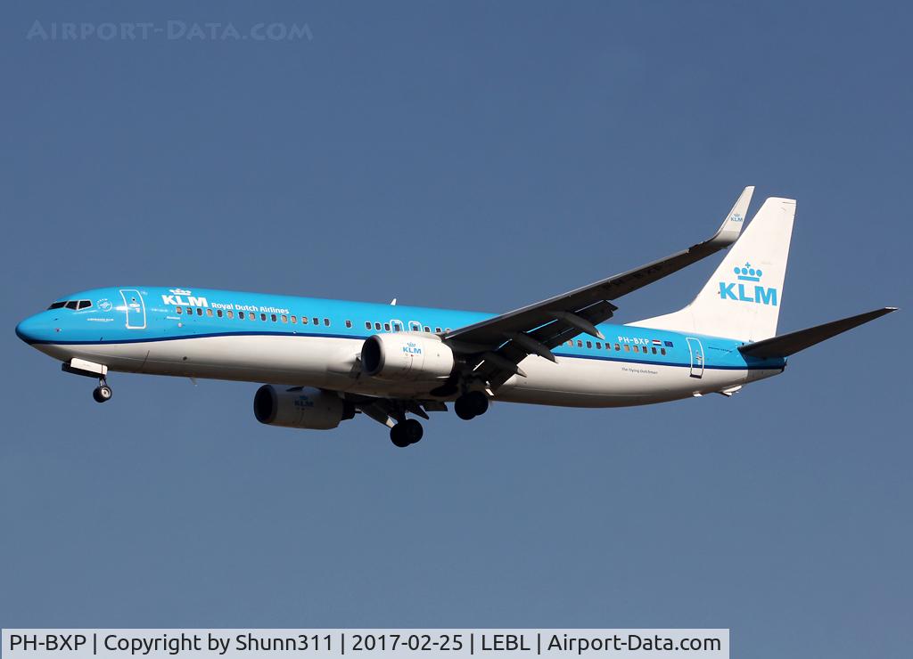 PH-BXP, 2001 Boeing 737-9K2 C/N 29600, Landing rwy 25R in new c/s
