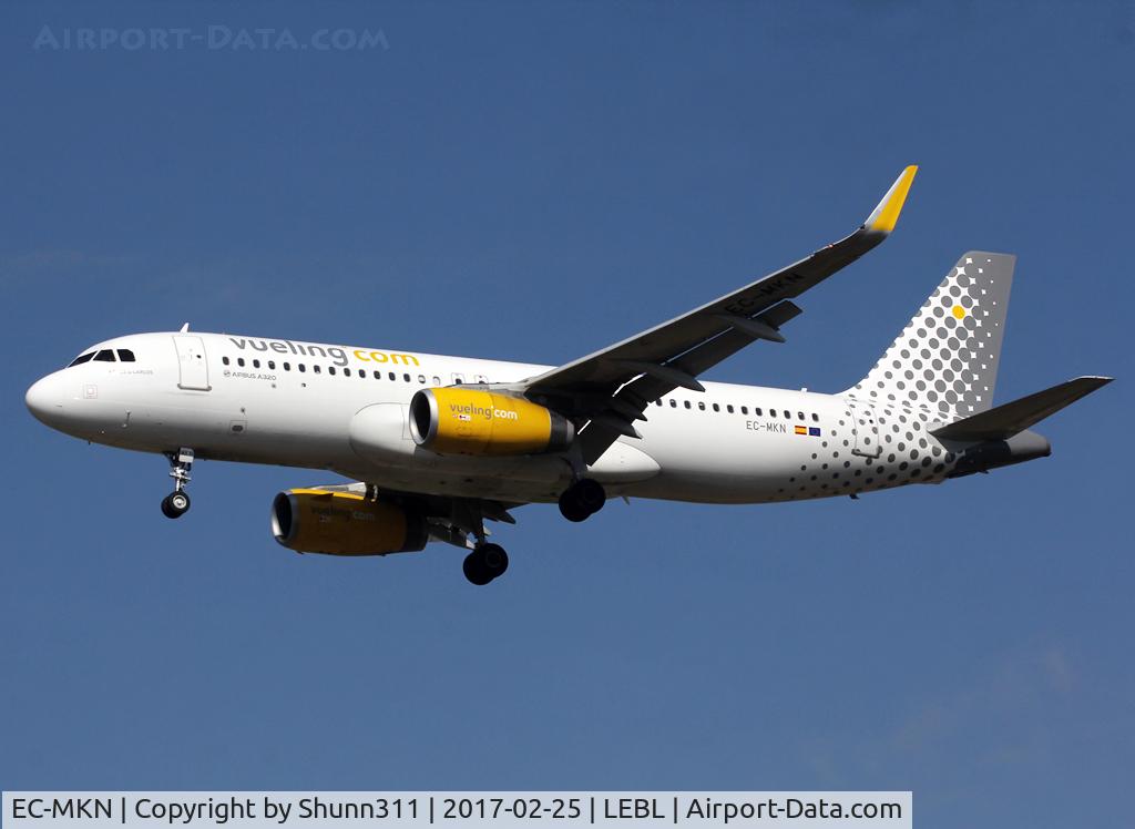 EC-MKN, 2016 Airbus A320-232 C/N 7026, Landing rwy 25R