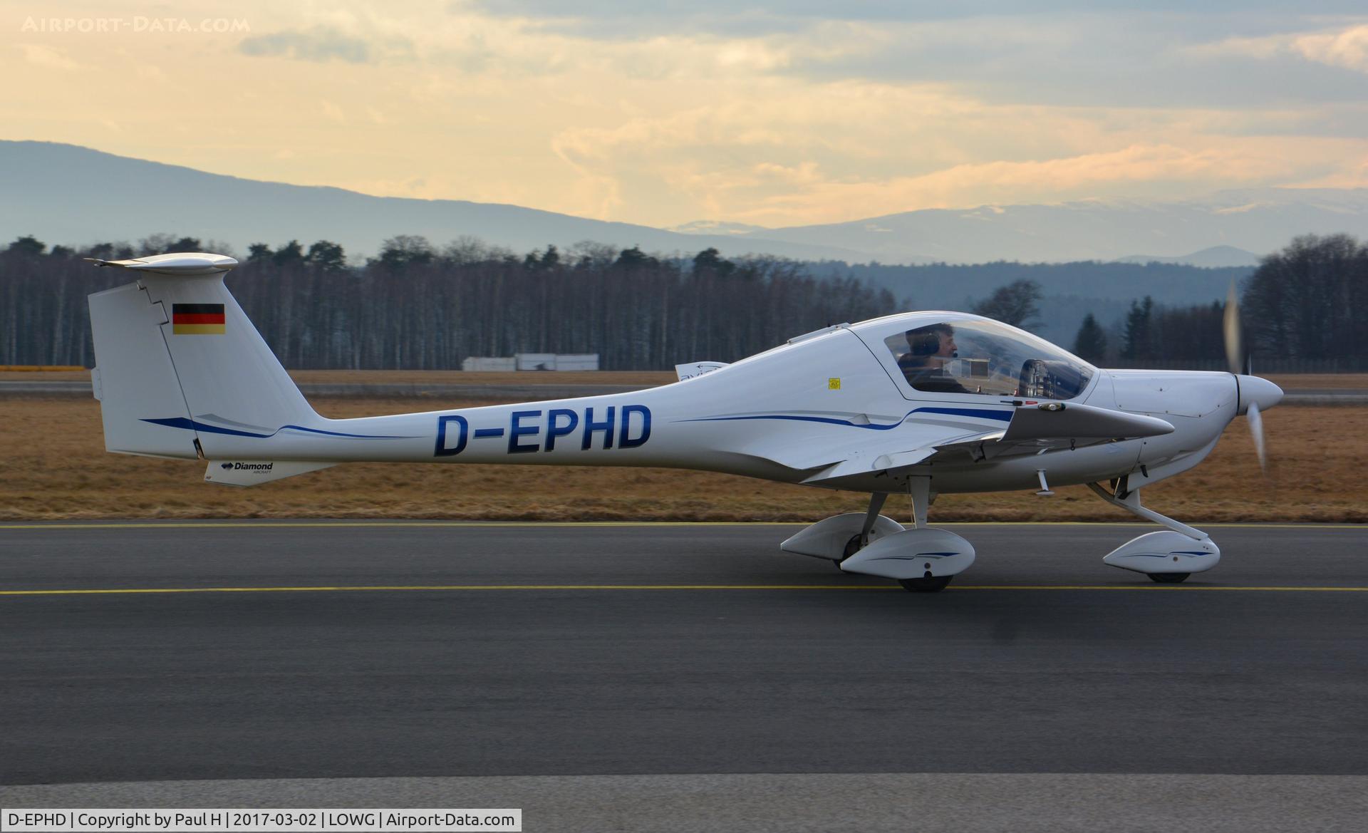 D-EPHD, Diamond DA-20 C/N K.0009, DA20 Katana taxiing along the tamark at Graz airport, LOWG