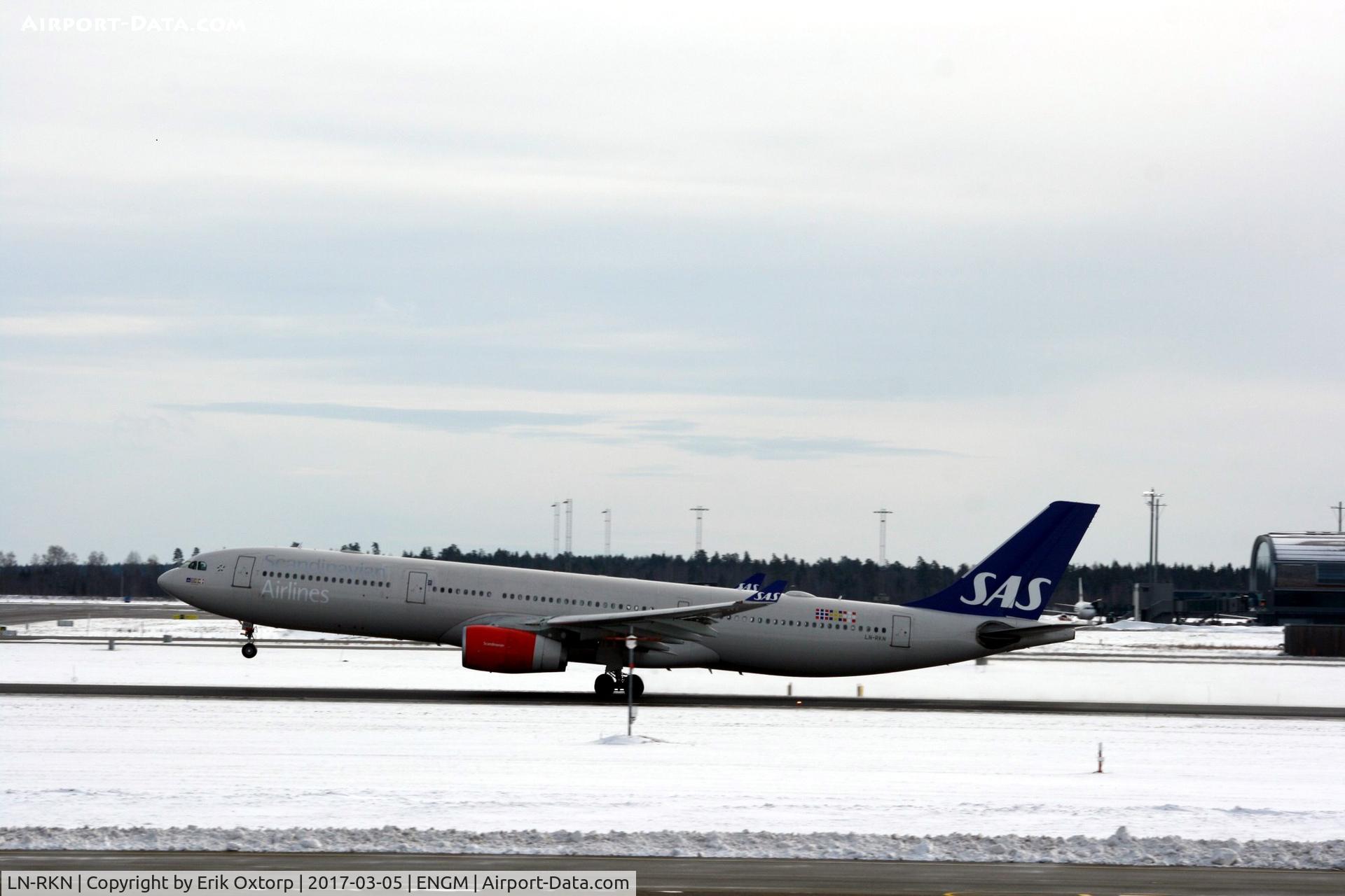 LN-RKN, 2003 Airbus A330-343X C/N 568, LN-RKN taking off