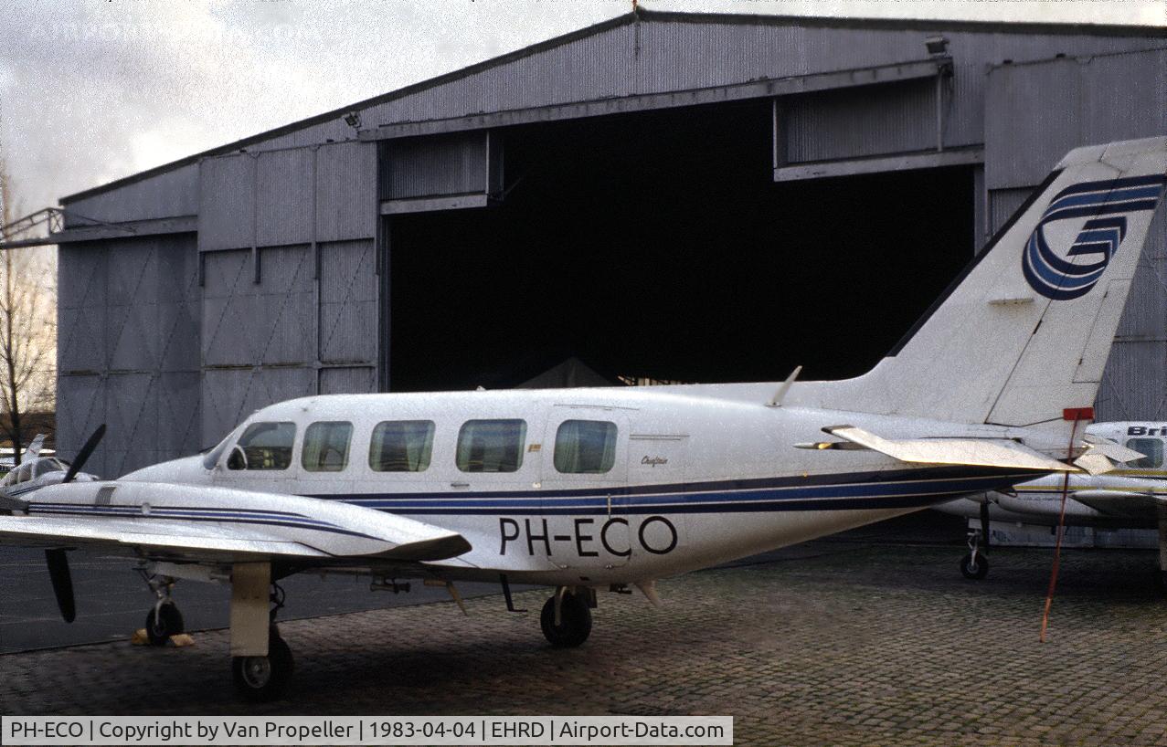 PH-ECO, Piper PA-31-350 Navajo Chieftain Chieftain C/N 31-8052174, Piper PA-31-350 Navajo Chieftains of Geosens behind a hangar at Rotterdam Zestienhoven airport, the Netherlands, 1983