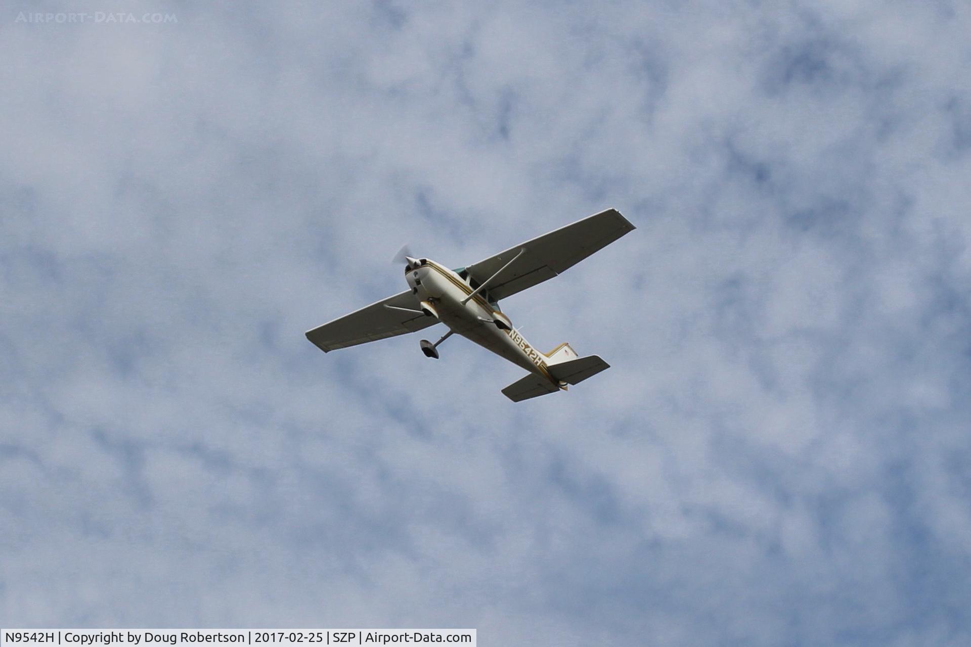 N9542H, 1975 Cessna 172M C/N 17266215, 1975 Cessna 172M SKYHAWK, Lycoming O-320-E2D 150 Hp, takeoff climb Rwy 22