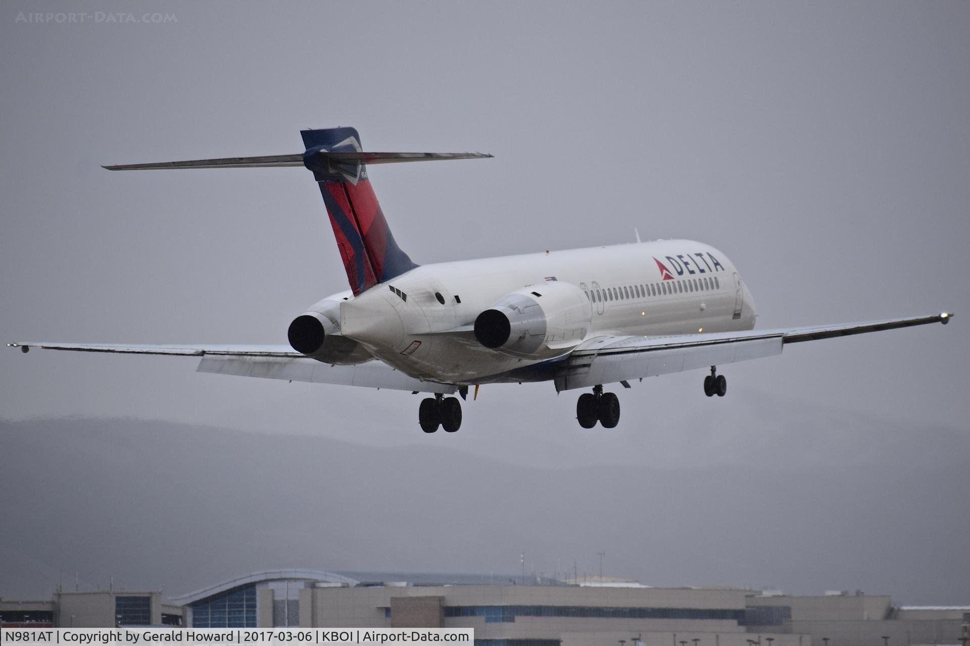 N981AT, 2002 Boeing 717-200 C/N 55040, Just about to land on RWY 10R.