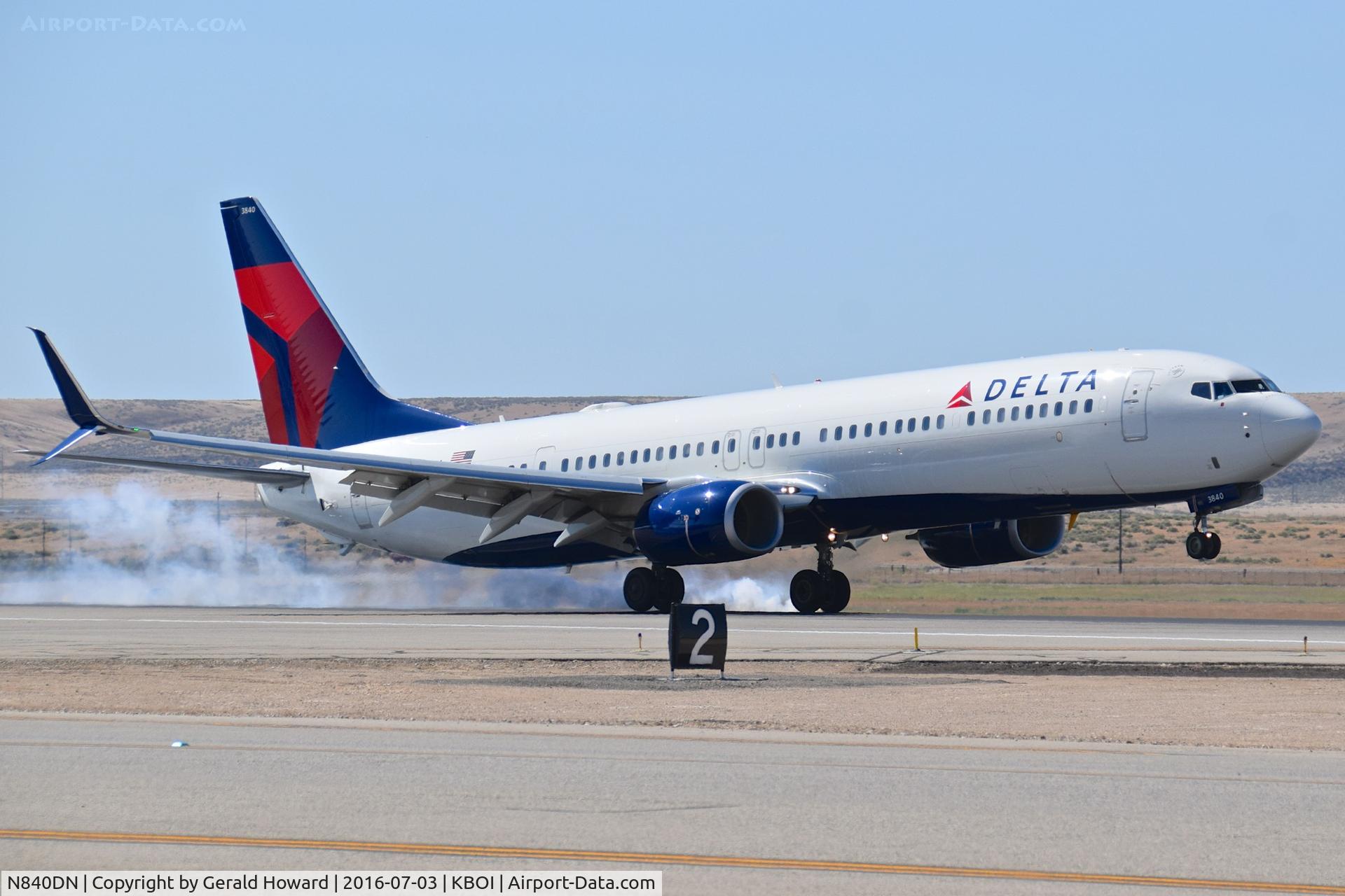 N840DN, 2015 Boeing 737-932/ER C/N 31951, Touch down on RWY 28R.