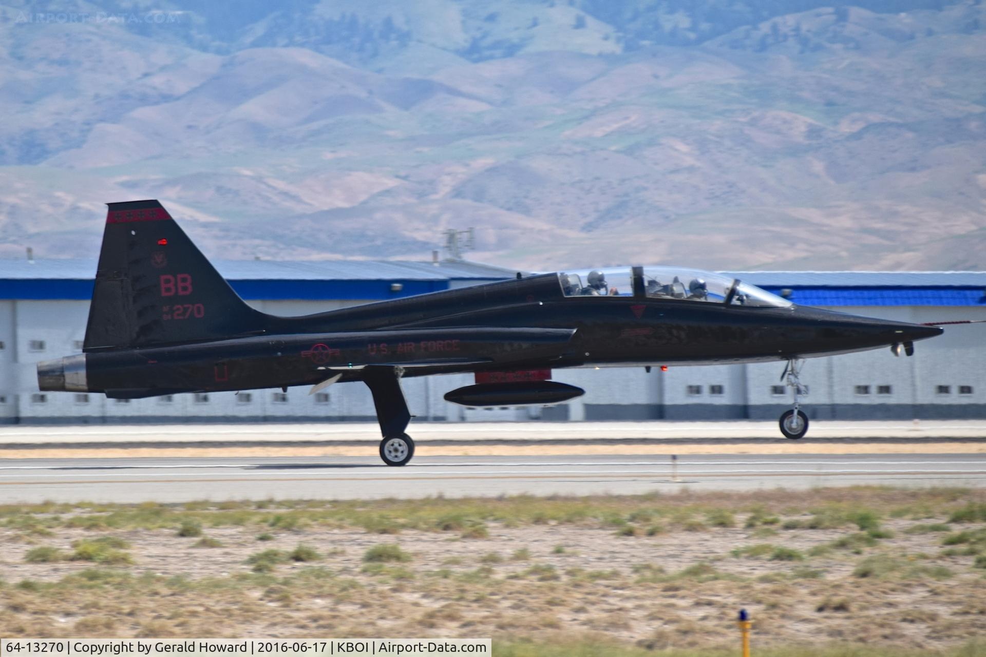 64-13270, 1964 Northrop T-38A Talon C/N N.5699, Landing RWY 10R. 9th Recon Wing, Beale AFB, CA.