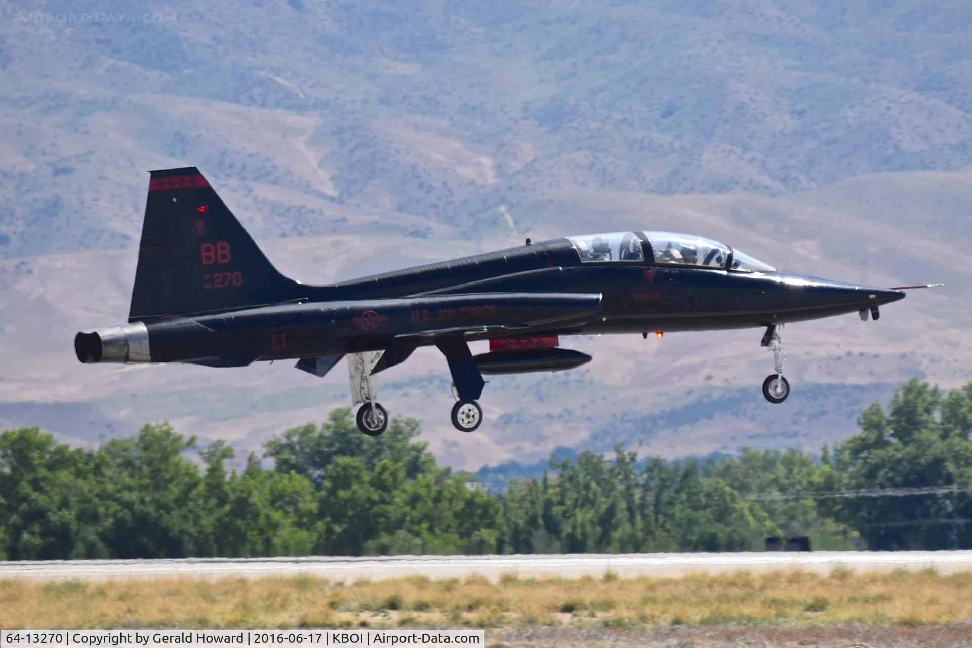 64-13270, 1964 Northrop T-38A Talon C/N N.5699, On final for RWY 10R.