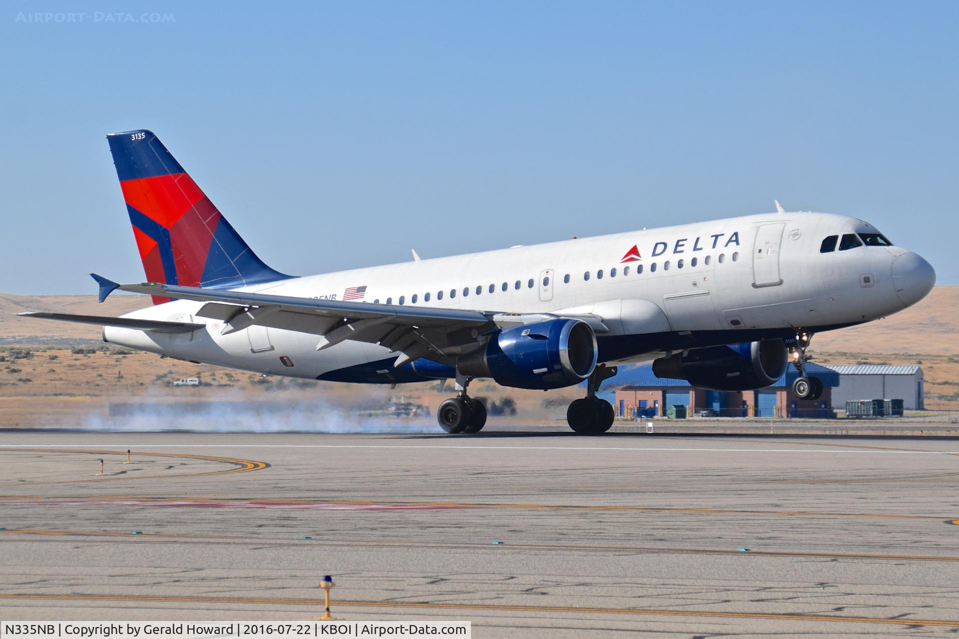 N335NB, 2002 Airbus A319-114 C/N 1662, Landing RWY 28R.