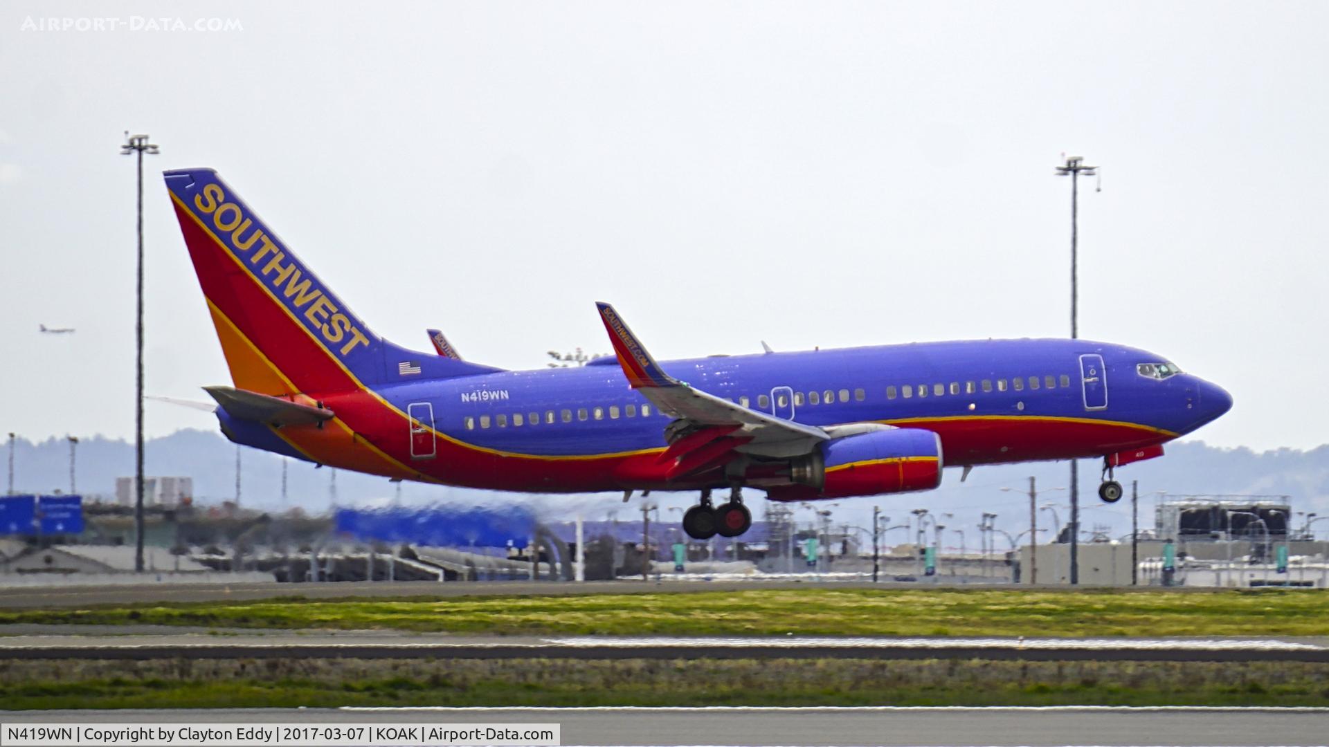 N419WN, 2001 Boeing 737-7H4 C/N 29824, Landing runway 28R North Field Oakland Airport.