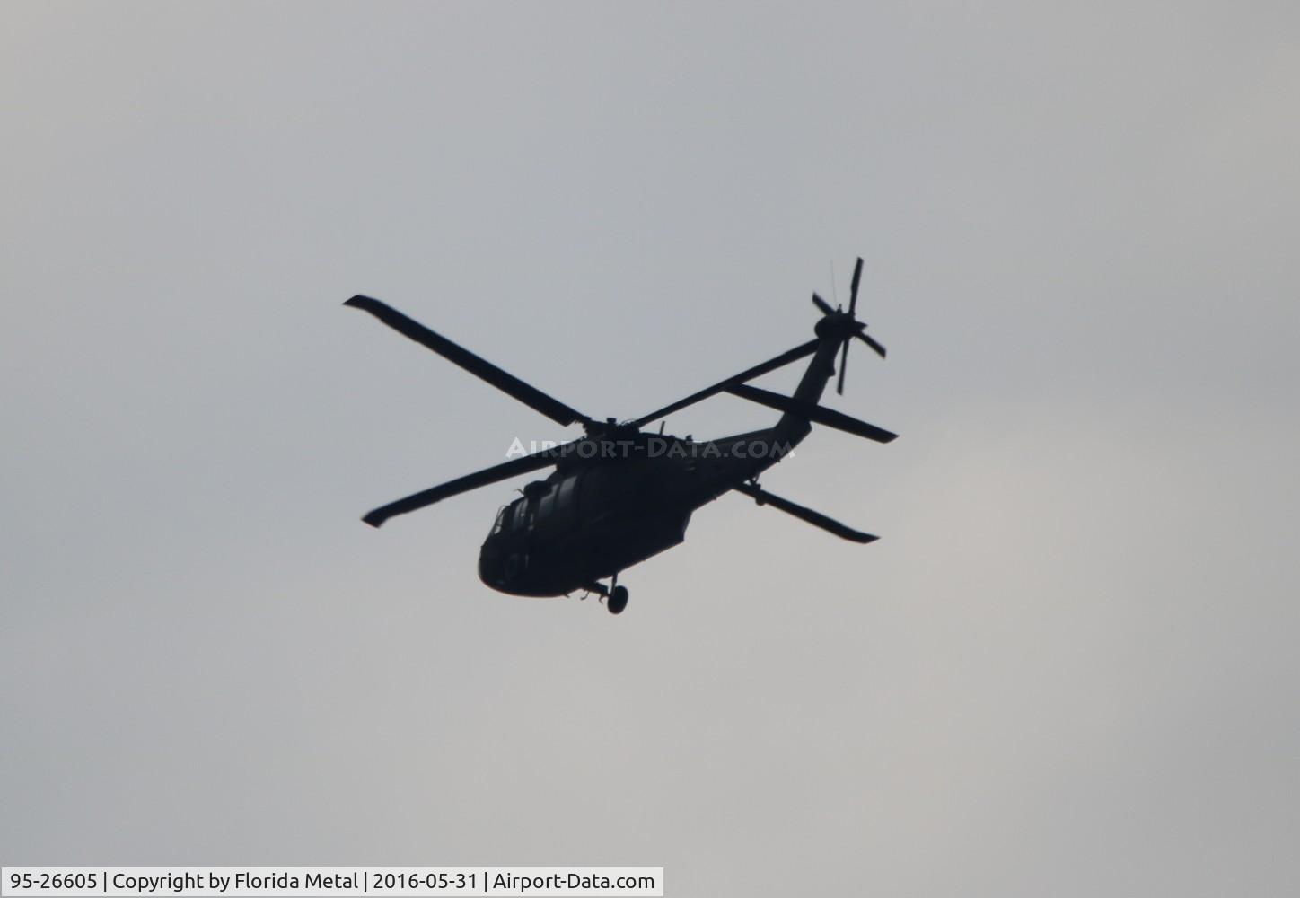 95-26605, 1995 Sikorsky UH-60L Black Hawk C/N 70-2122, UH-60L flying over Atlanta