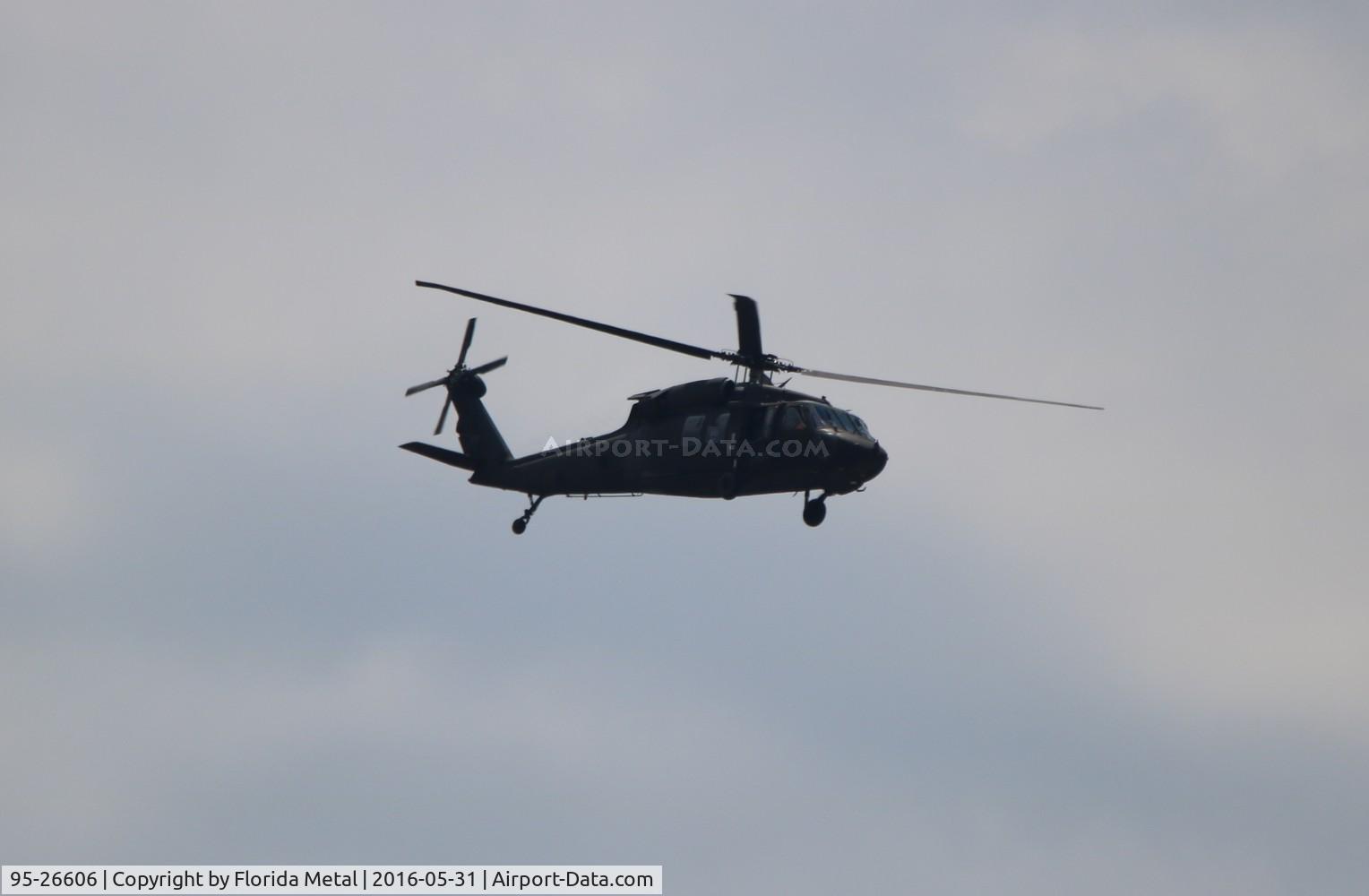 95-26606, 1995 Sikorsky UH-60L Black Hawk C/N 70-2123, UH-60L flying over Atlanta