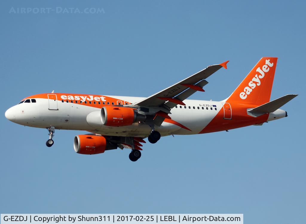 G-EZDJ, 2008 Airbus A319-111 C/N 3544, Landing rwy 25R in new c/s