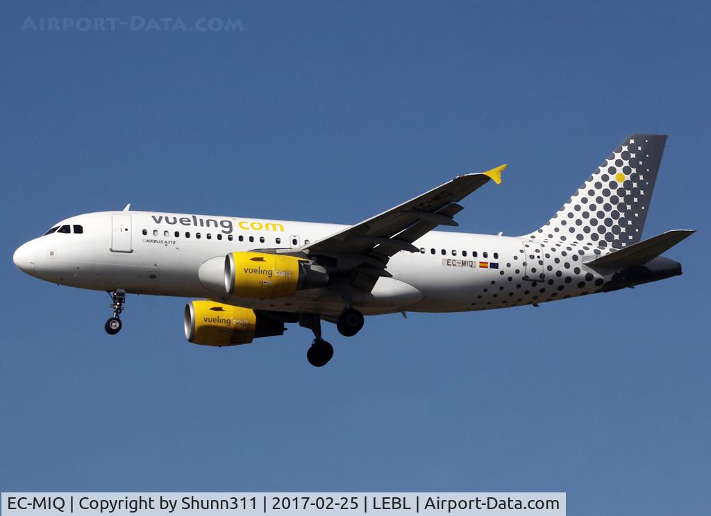 EC-MIQ, 2007 Airbus A319-111 C/N 3169, Landing rwy 25R