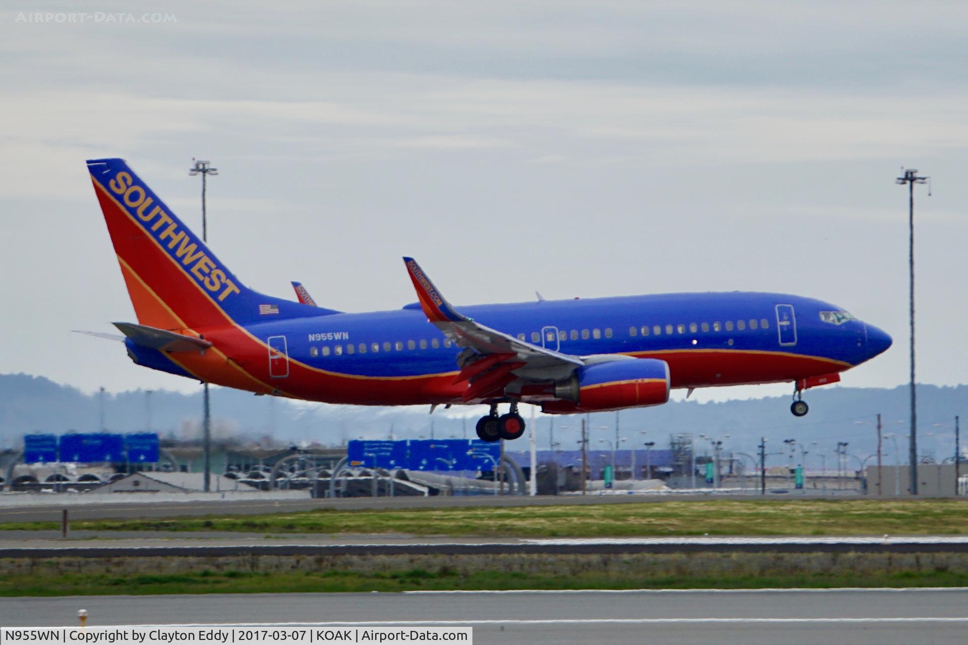 N955WN, 2011 Boeing 737-7H4 C/N 36671, Landing runway 28 North Field Oakland California. 2017.