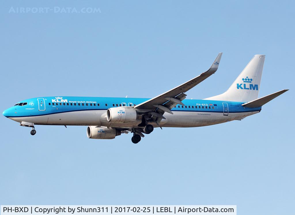 PH-BXD, 1999 Boeing 737-8K2 C/N 29134, Landing rwy 25R in new c/s