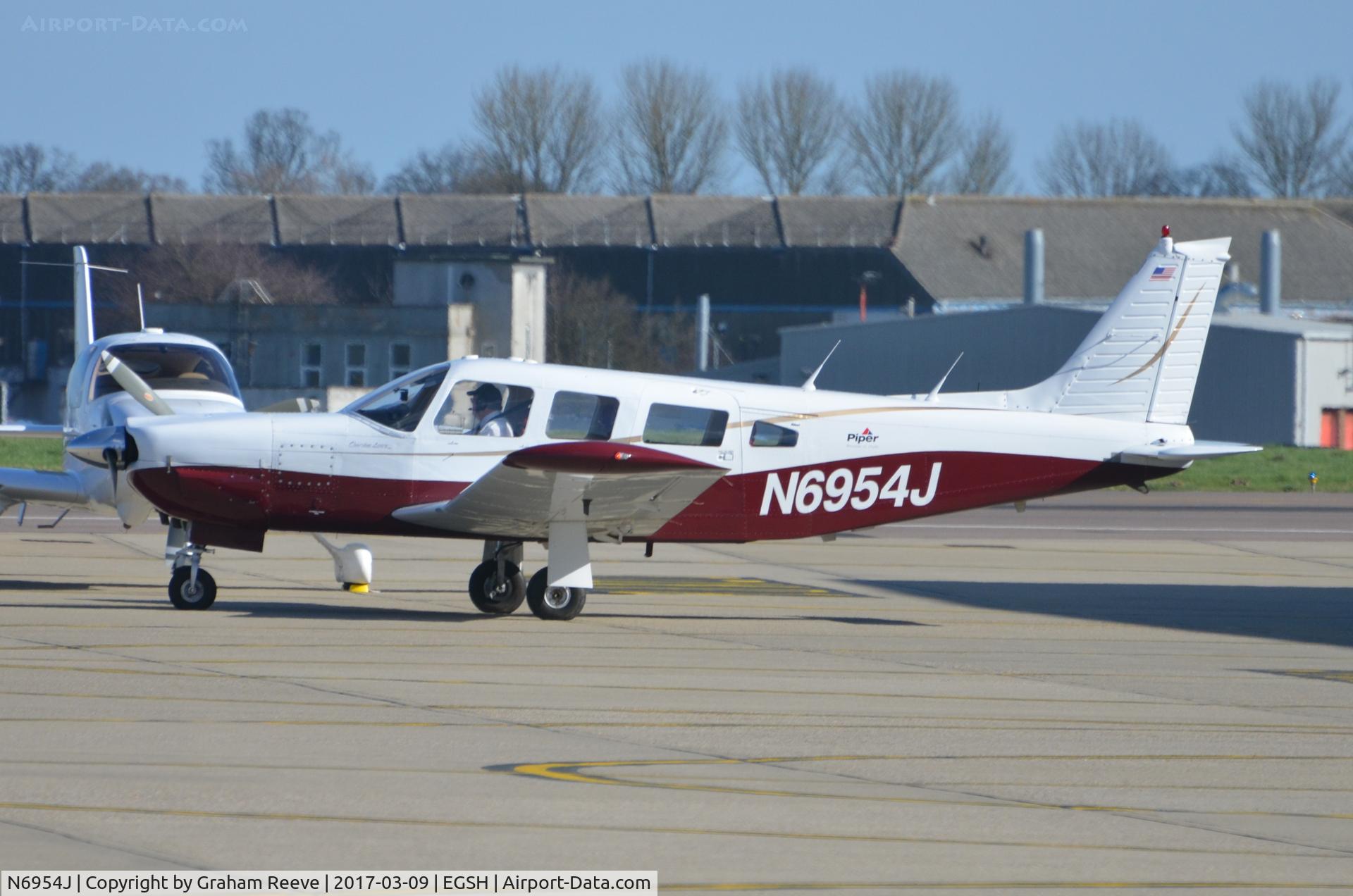 N6954J, 1976 Piper PA-32R-300 Cherokee Lance C/N 32R-7680394, Departing from Norwich.