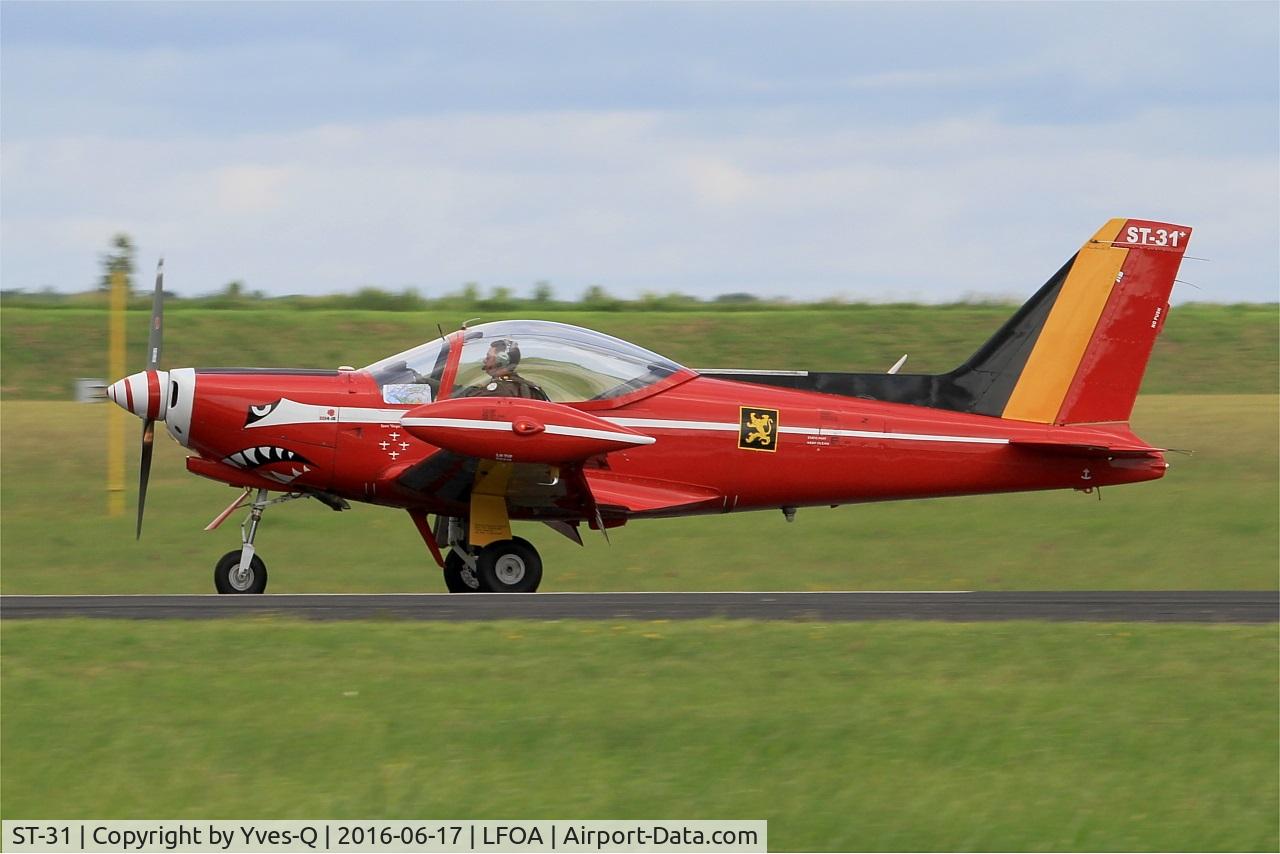 ST-31, SIAI-Marchetti SF-260M C/N 10-31, Belgian Red Devil Team SIAI-Marchetti SF-260M, Landing rwy 24, Avord Air Base 702 (LFOA) Open day 2016