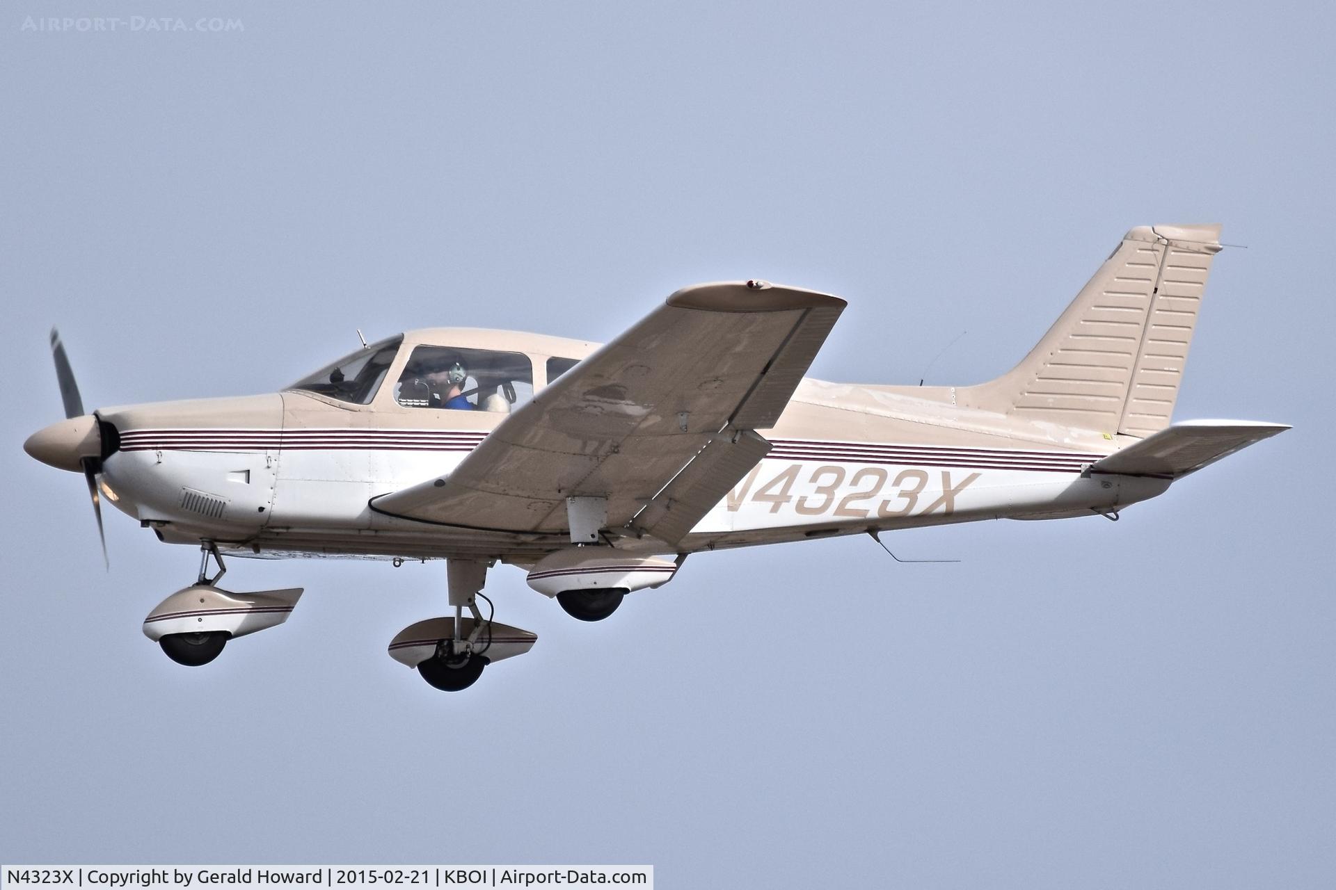 N4323X, 1975 Piper PA-28-181 C/N 28-7690016, Landing RWY 28L.