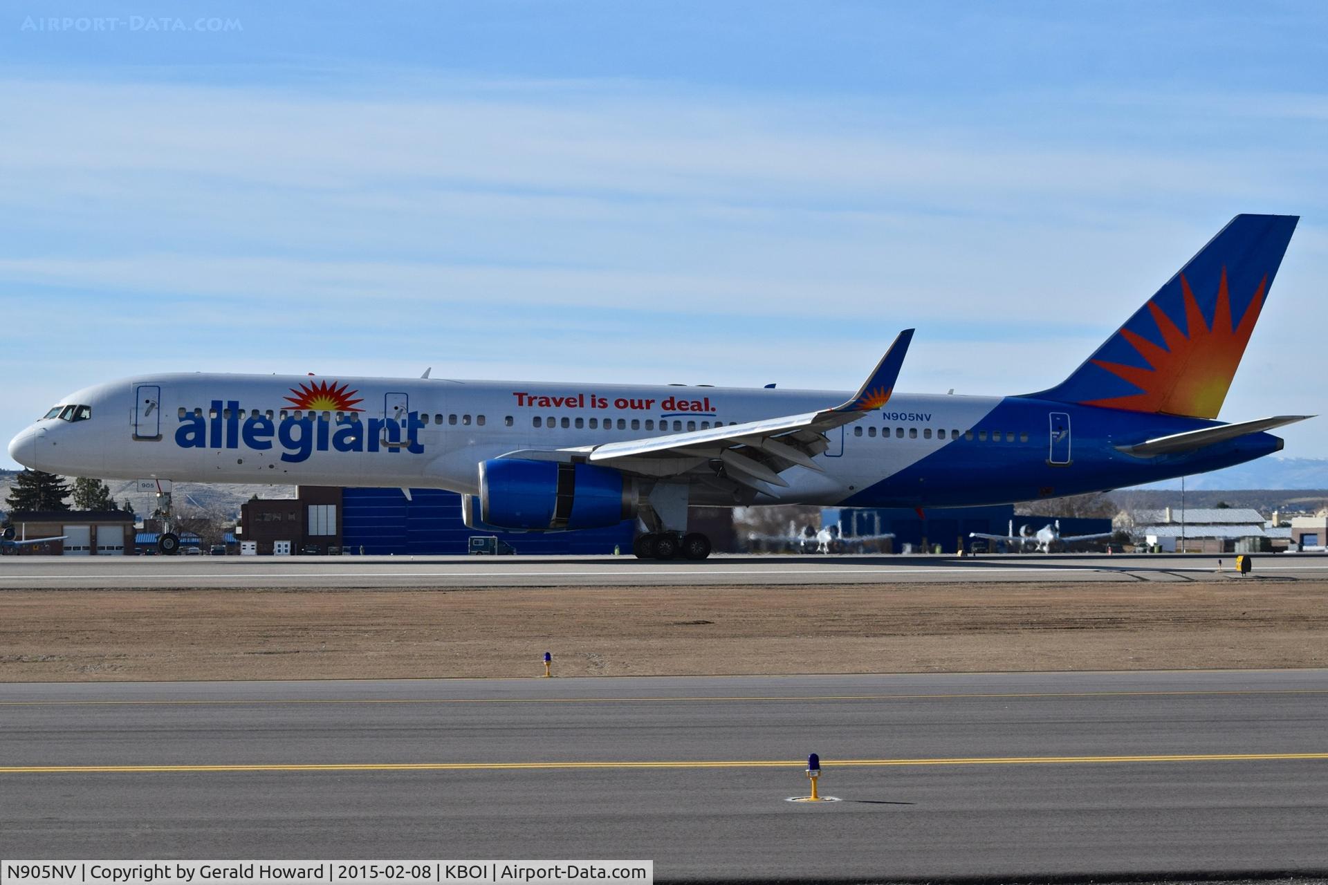 N905NV, 1994 Boeing 757-204 C/N 27235, Landing roll out RWY 10L.