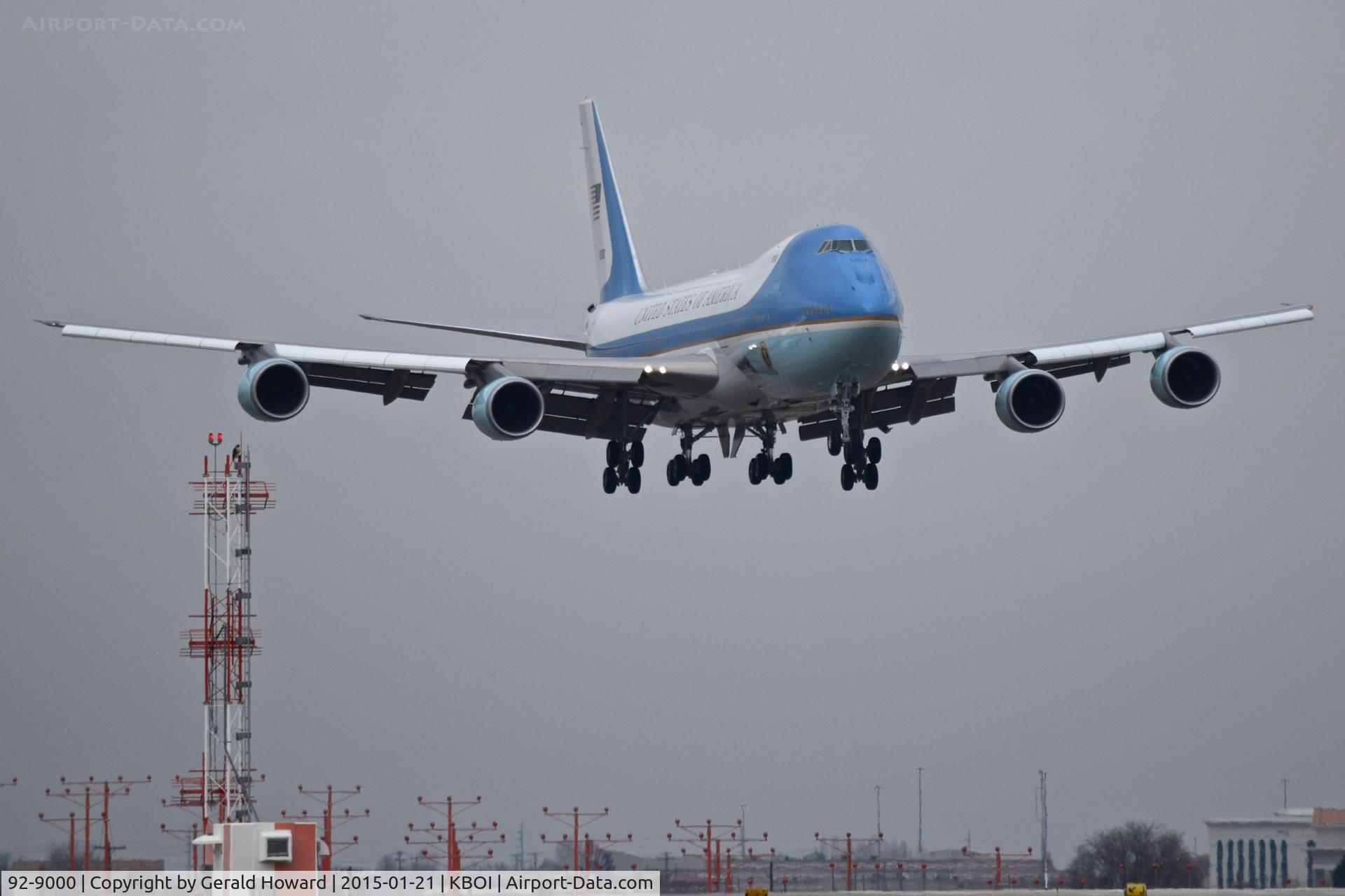 92-9000, 1987 Boeing VC-25A (747-2G4B) C/N 23825, On approach for RWY 10R. Note the hawk on top of the antenna.