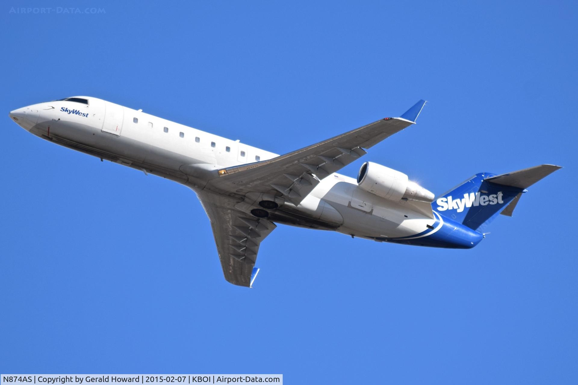 N874AS, 2001 Bombardier CRJ-200ER (CL-600-2B19) C/N 7551, Departing RWY 28R.
