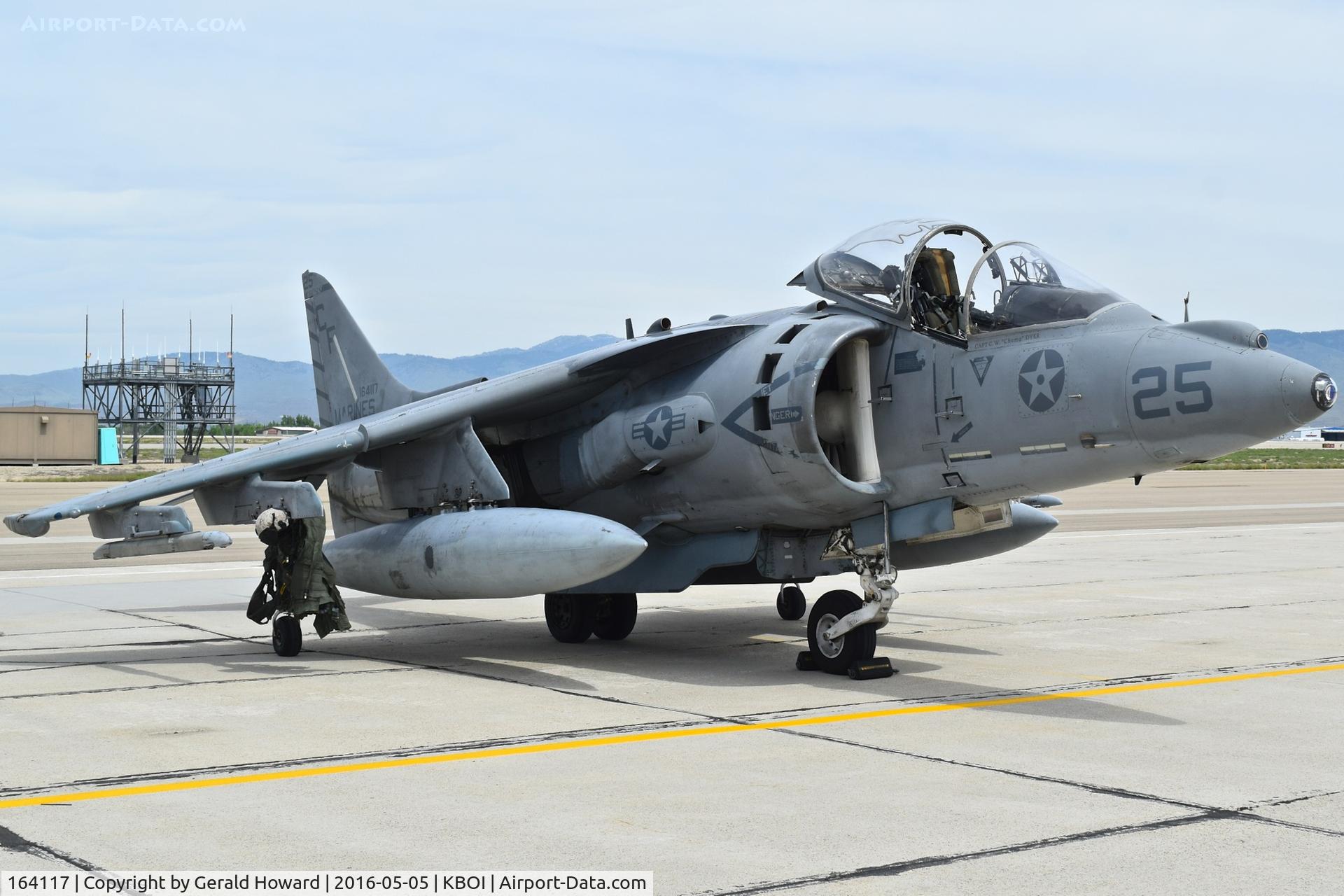 164117, McDonnell Douglas AV-8B Harrier II C/N 194, VMA-211 “Avengers”, MCAS Yuma, AZ.