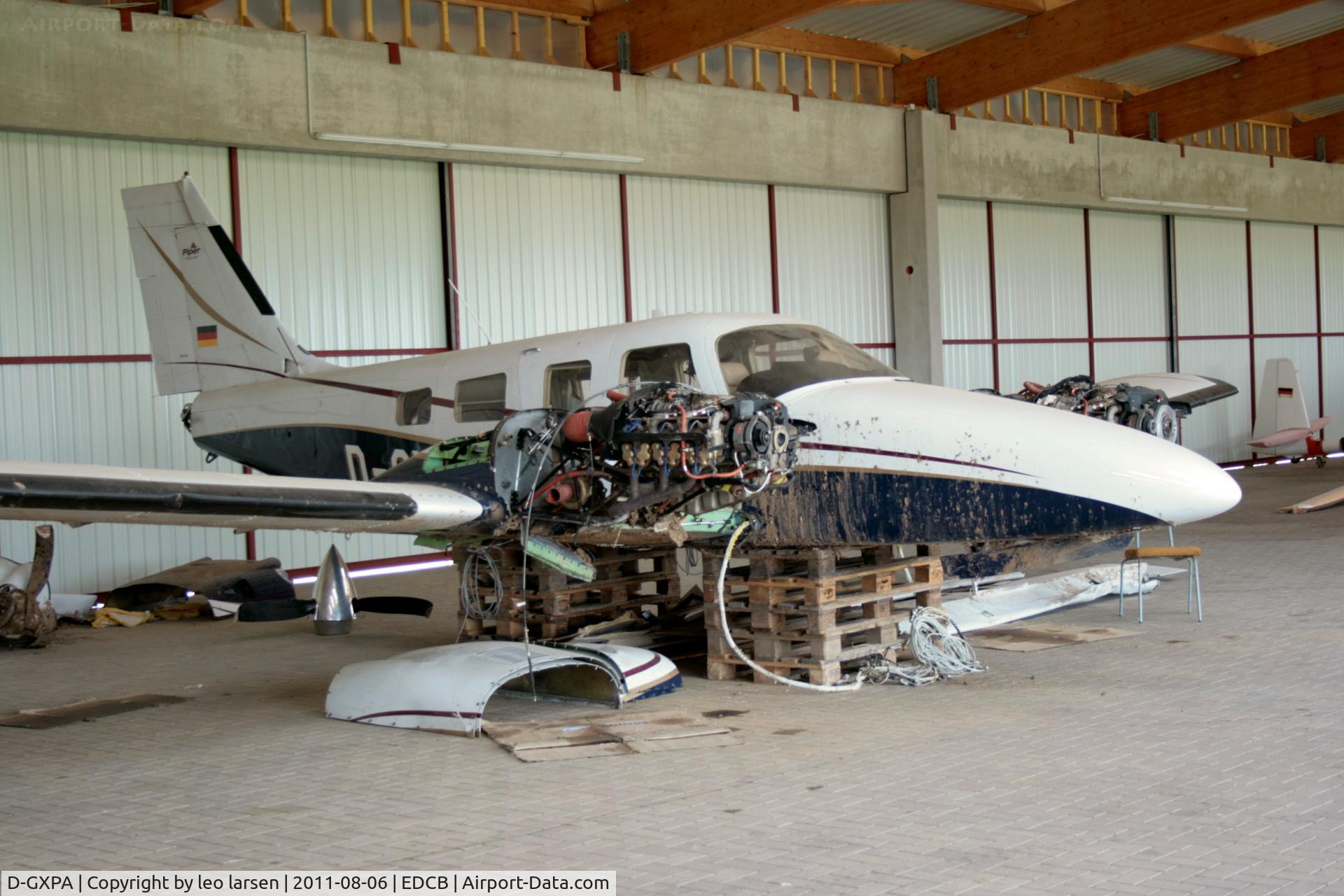 D-GXPA, Piper PA-34-220T Seneca V C/N 3449243, Ballenstedt 6.8.2011 after landing accident