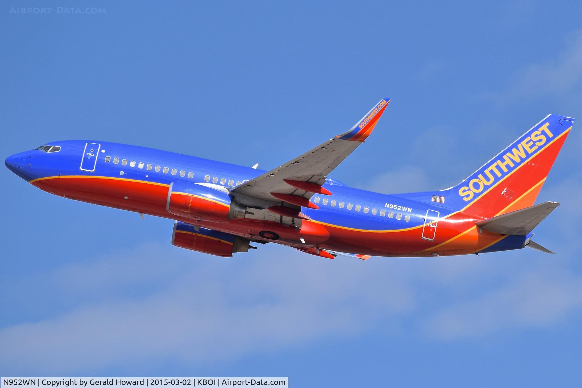 N952WN, 2010 Boeing 737-7H4 C/N 36667, Departing RWY 28R.