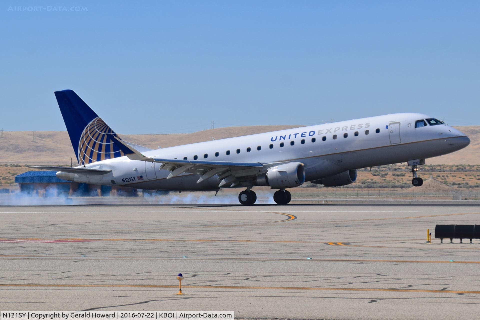 N121SY, 2014 Embraer 175LR (ERJ-170-200LR) C/N 17000430, Landing RWY 28R.