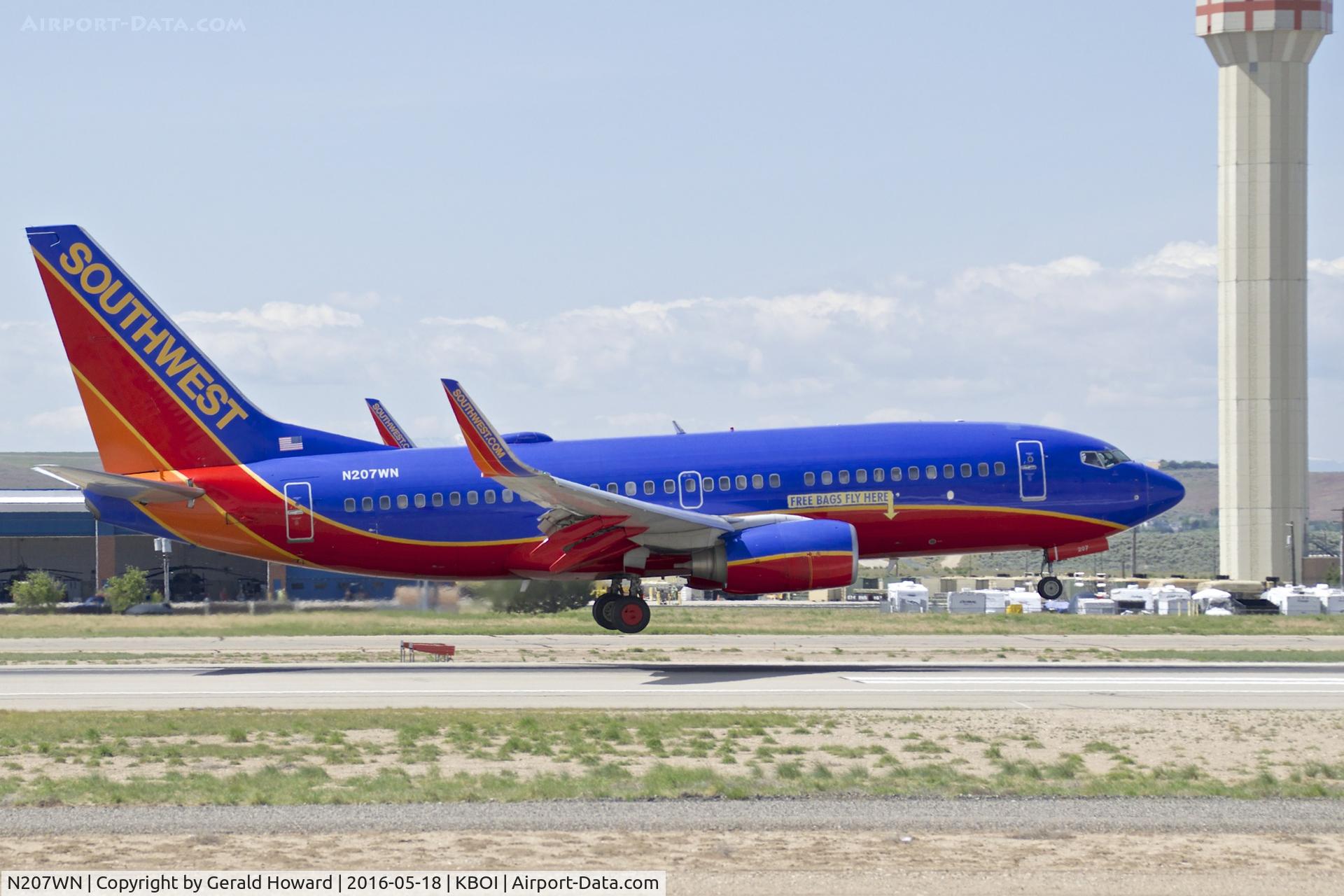 N207WN, 2005 Boeing 737-7H4 C/N 34012, Landing RWY 28R.