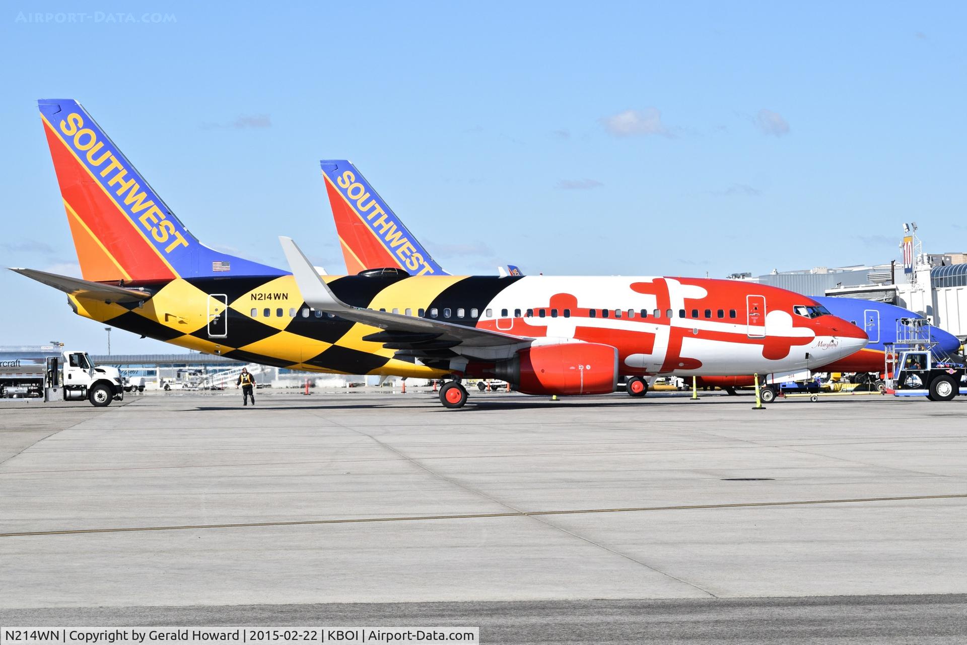 N214WN, 2005 Boeing 737-7H4 C/N 32486, Push back from the gate.