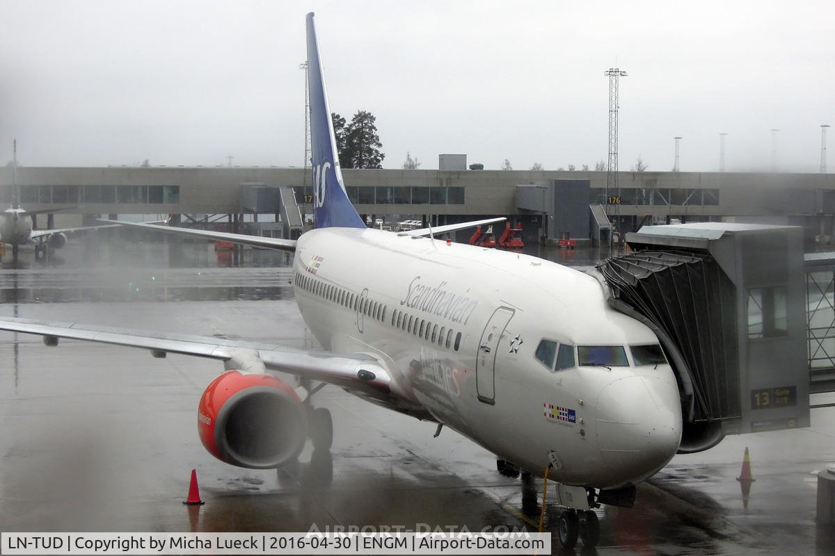 LN-TUD, 1998 Boeing 737-705 C/N 28217, rain, rain, rain