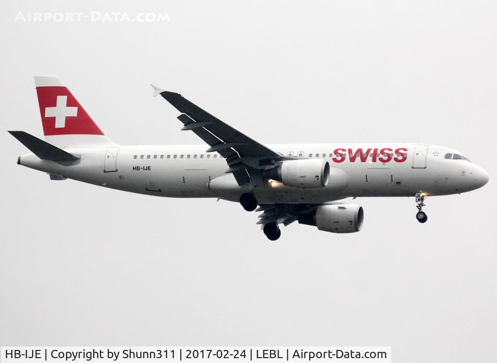 HB-IJE, 1995 Airbus A320-214 C/N 559, Landing rwy 07L with new titles