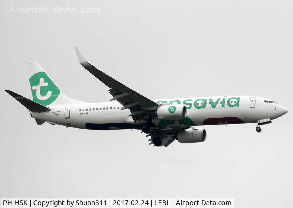 PH-HSK, 2015 Boeing 737-8K2 C/N 41330, Landing rwy 07L in new c/s