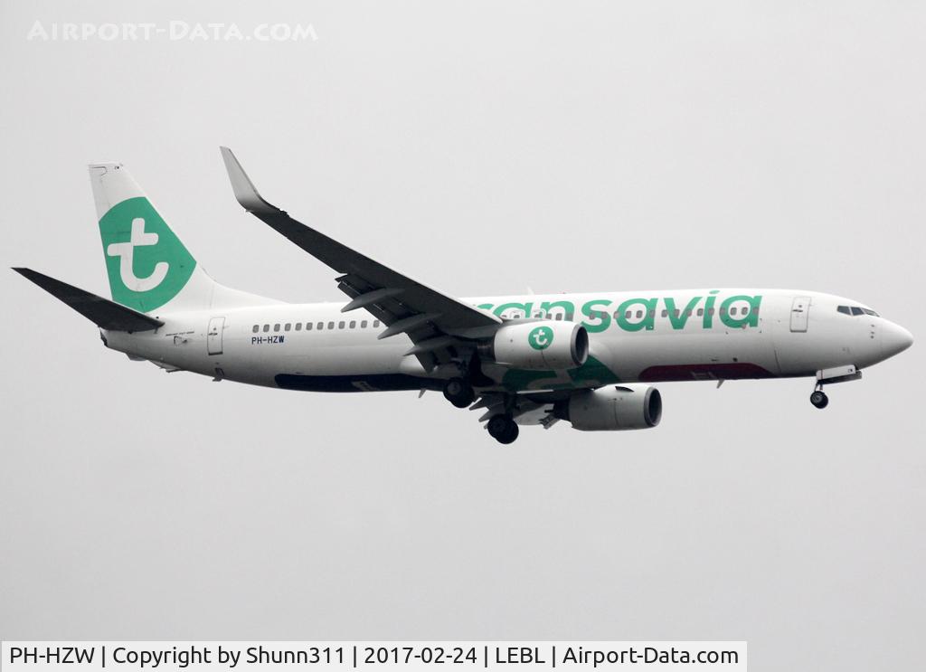 PH-HZW, 2002 Boeing 737-8K2 C/N 29345, Landing rwy 07L in new c/s