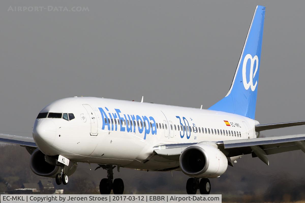 EC-MKL, 2016 Boeing 737-85P C/N 60585, ebbr