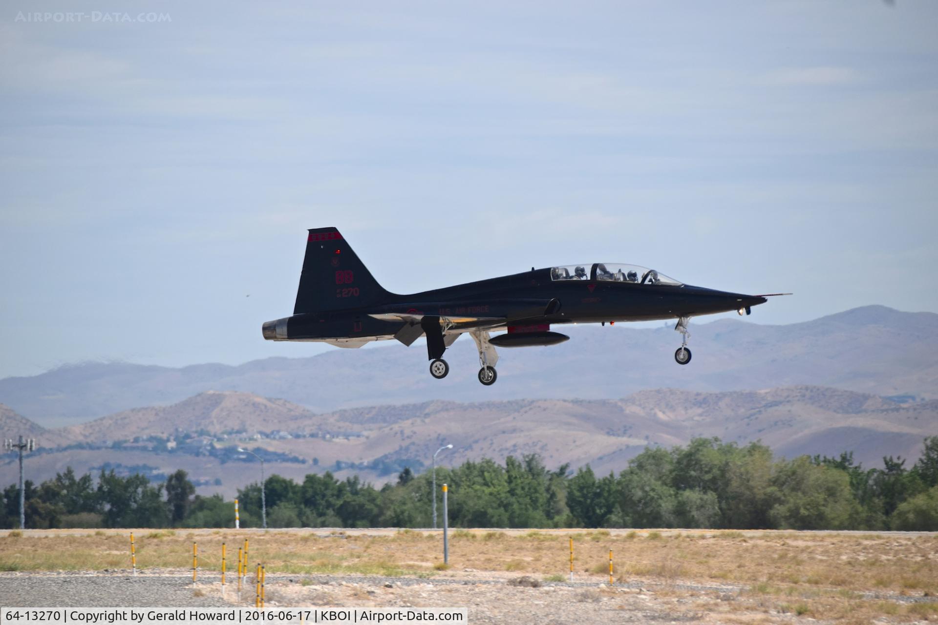 64-13270, 1964 Northrop T-38A Talon C/N N.5699, Landing RWY 10R. 9th Recon Wing, Beale AFB, CA.