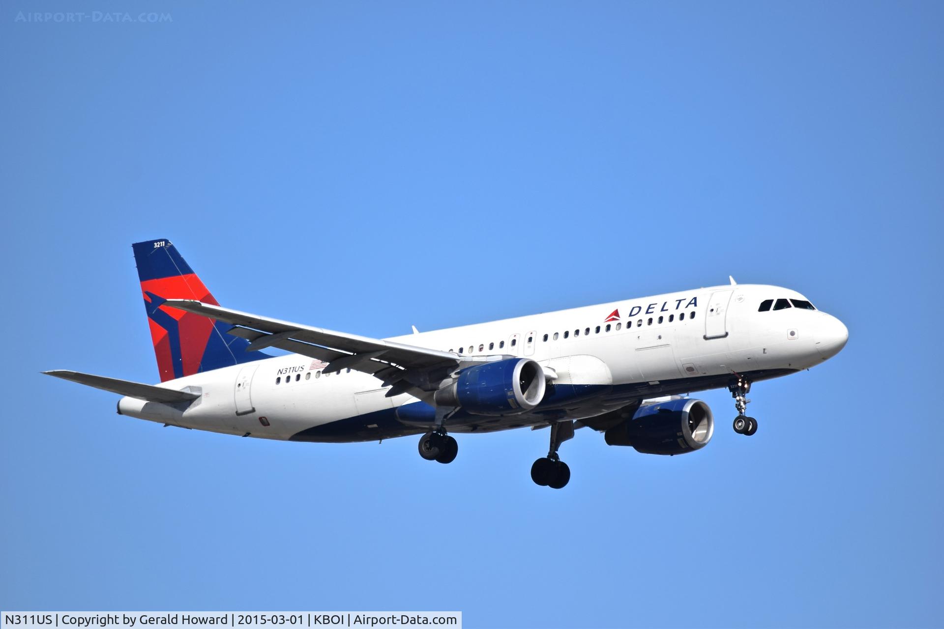 N311US, 1990 Airbus A320-211 C/N 125, Landing approach for RWY 10L.