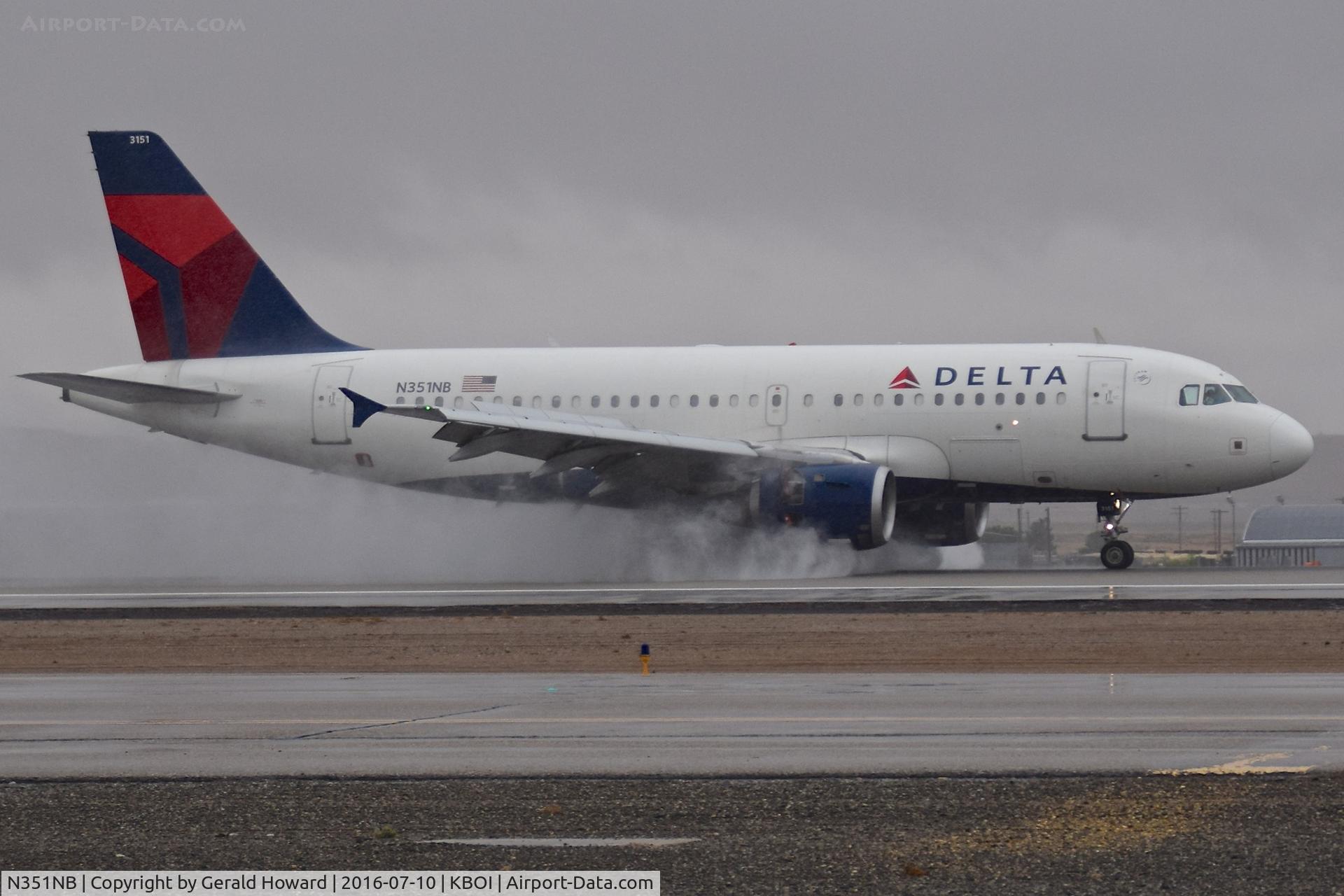 N351NB, 2002 Airbus A319-114 C/N 1820, Landing roll out on a wet RWY 28R.