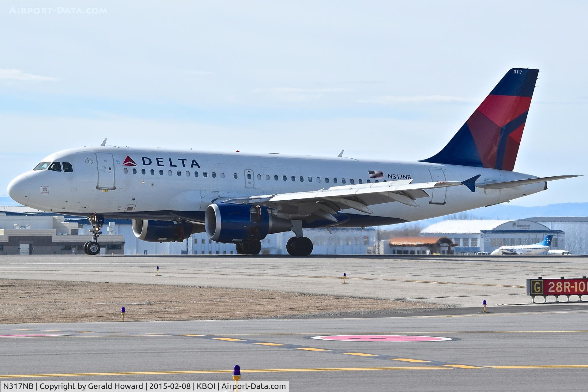 N317NB, 2000 Airbus A319-114 C/N 1324, Landing roll out on RWY 10L.
