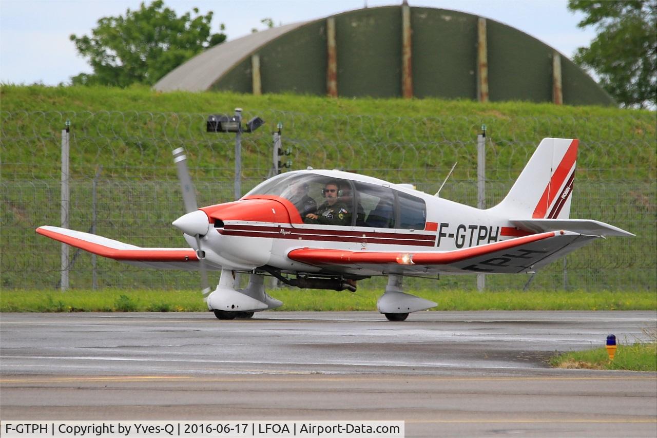 F-GTPH, Robin DR-400-180 Regent Regent C/N 2410, Robin DR-400-180, Taxiing to holding point rwy 24, Avord Air Base 702 (LFOA) Open day 2016