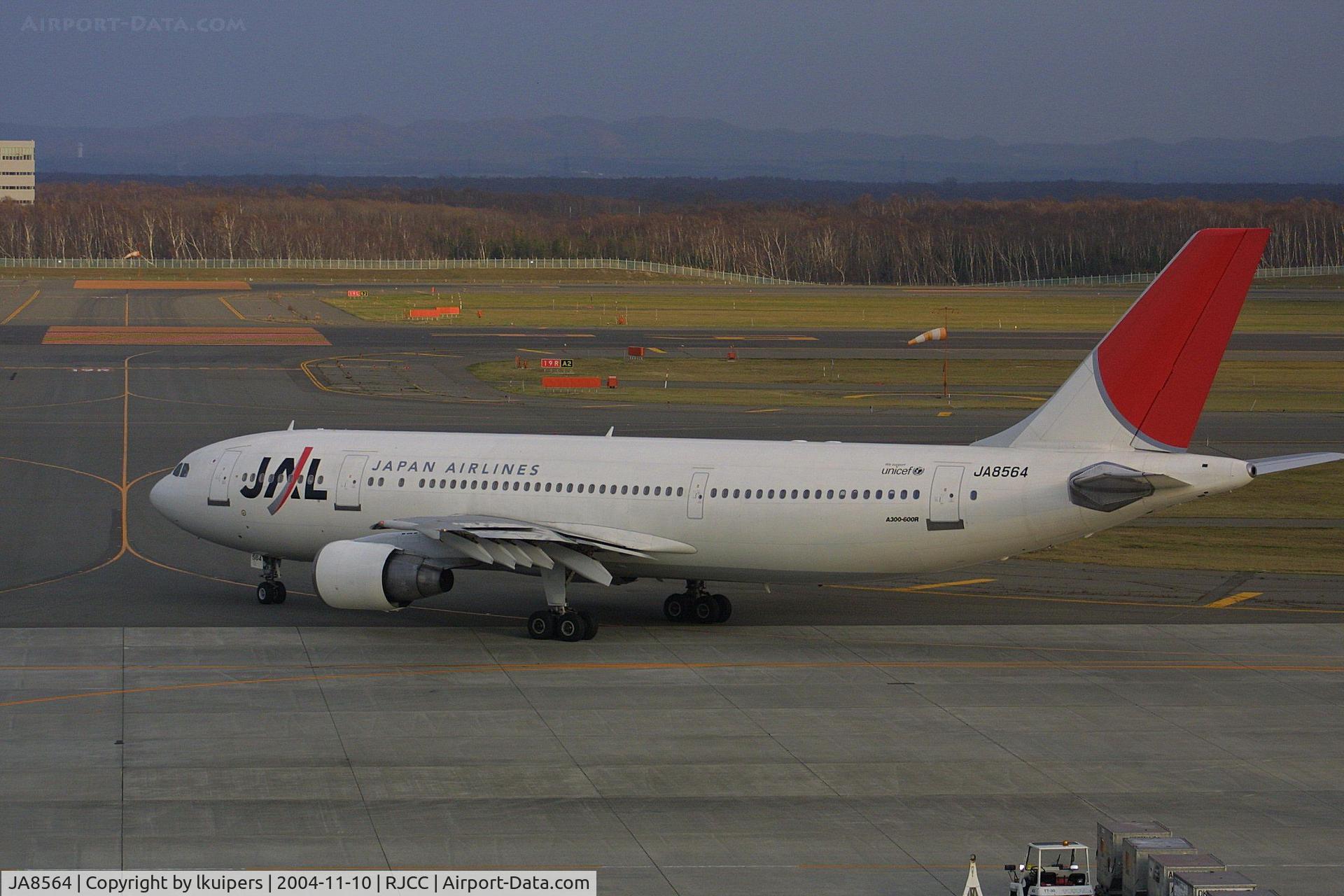 JA8564, Airbus A300B4-622R C/N 703, At Sapporo Chitose