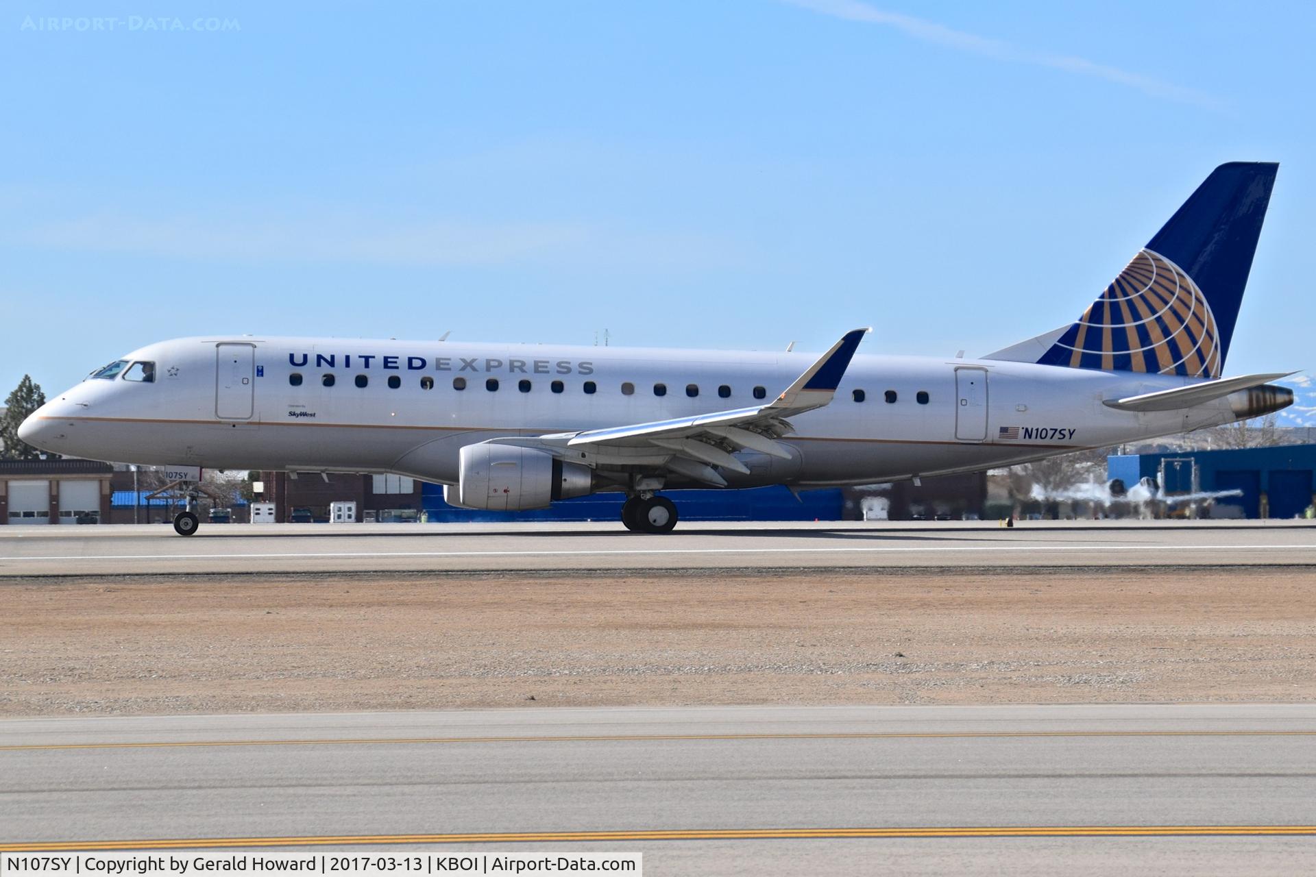 N107SY, 2014 Embraer 175LR (ERJ-170-200LR) C/N 17000400, Landing RWY 10L.