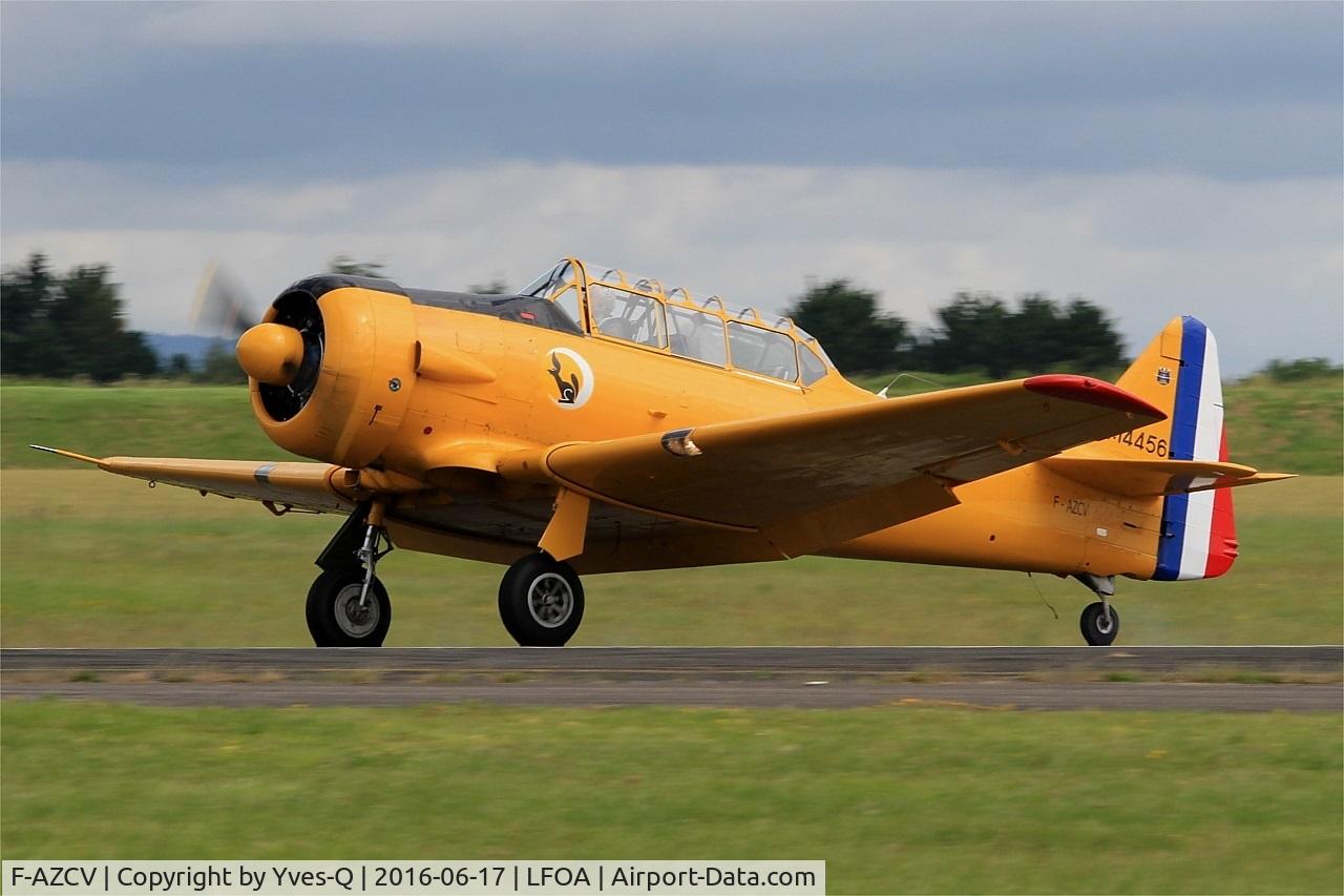 F-AZCV, 1951 North American T-6G Texan C/N 182-143, North American T-6G Texan, Landing rwy 24, Avord Air Base 702 (LFOA) Open day 2016