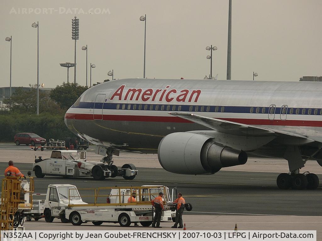 N352AA, 1988 Boeing 767-323ER C/N 24033, American Airlines departure at CDG T1